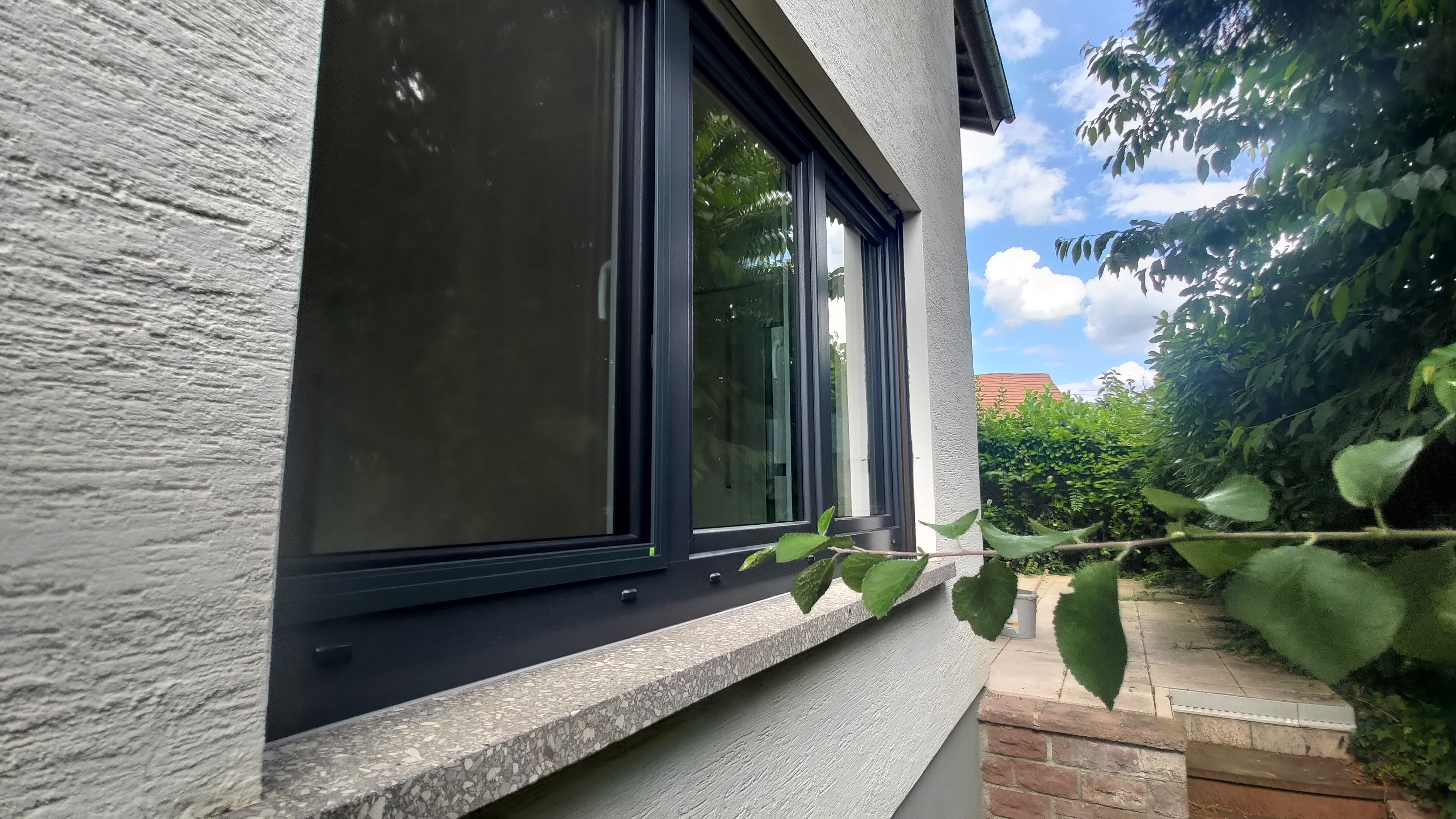 Anthrazitgrauer Neher Insektenschutz Spannrahmen mit Transpatec Gewebe an einem Fenster in Sandhausen.