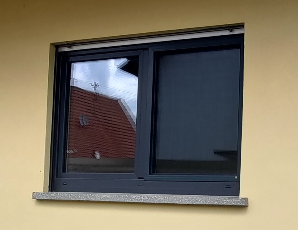 Anthrazitgrauer Neher Insektenschutz Spannrahmen mit Transpatec Gewebe an einem zweiflügeligen Fenster in Sandhausen.