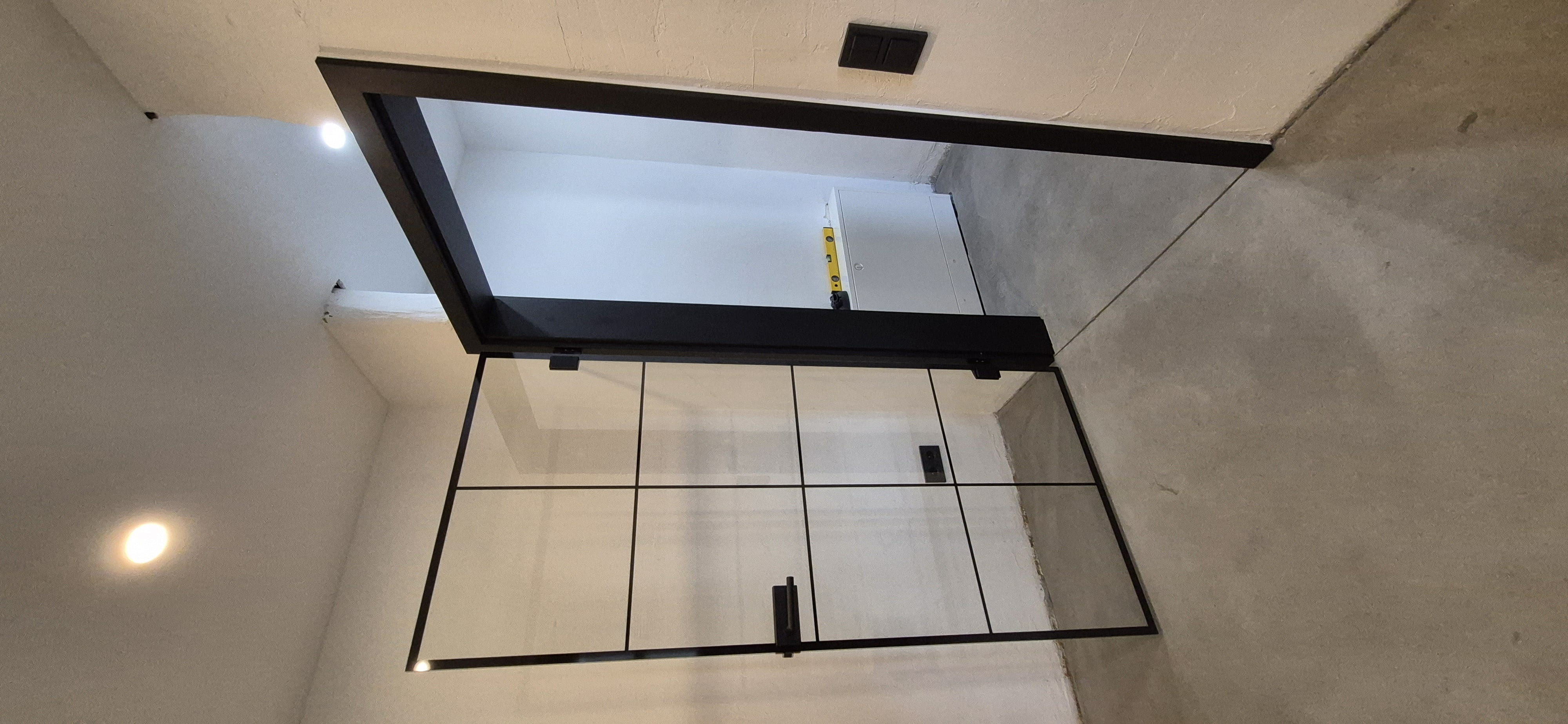 Geöffnete Ganzglastür im Loftstil mit schwarzem Rahmen und acht Feldern in Lampertheim-Hüttenfeld.