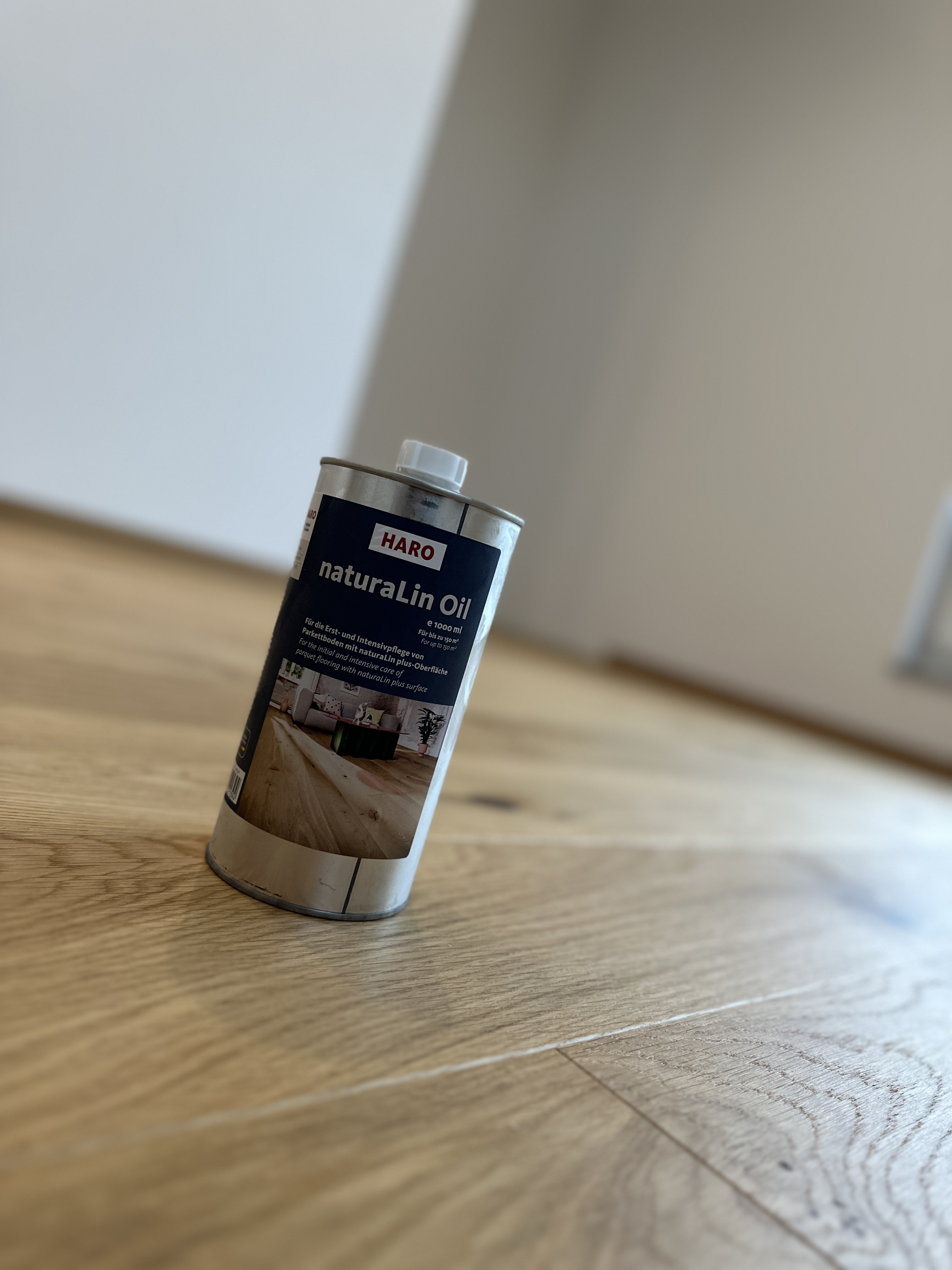 Pflege der neu verlegten Eiche Landhausdielen mit Naturalin Öl für eine natürliche und widerstandsfähige Oberfläche im Neubau in Viernheim.
