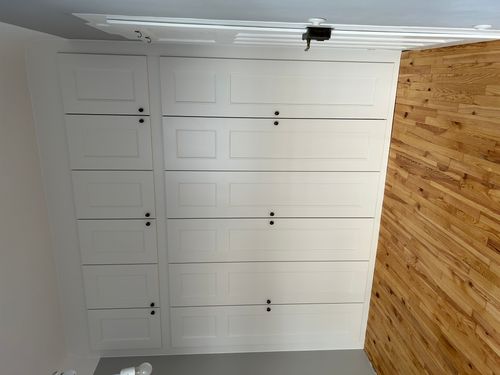 Maßgefertigter weißer Einbauschrank in Mannheim mit zwölf Rahmentüren, deckenhoher Ausführung und passgenauer Anpassung an den Raum.