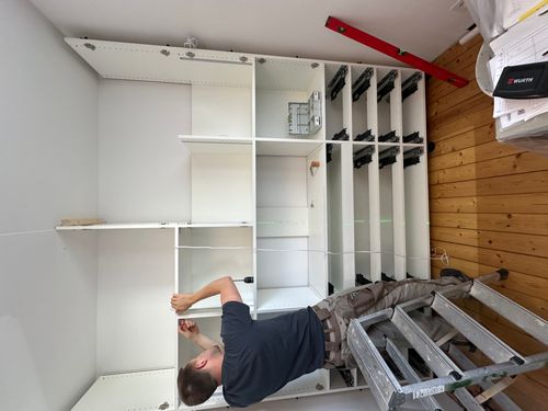 Aufbau des maßgefertigten Einbauschranks mit Schubkastenauszügen während der Montage