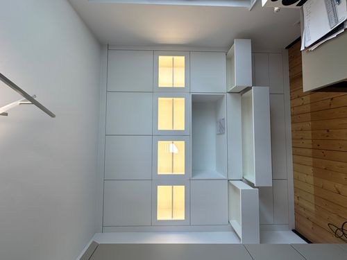 Maßgefertigte Büromöbel mit beleuchteten Glasvitrinen und grifflosen Schubkästen