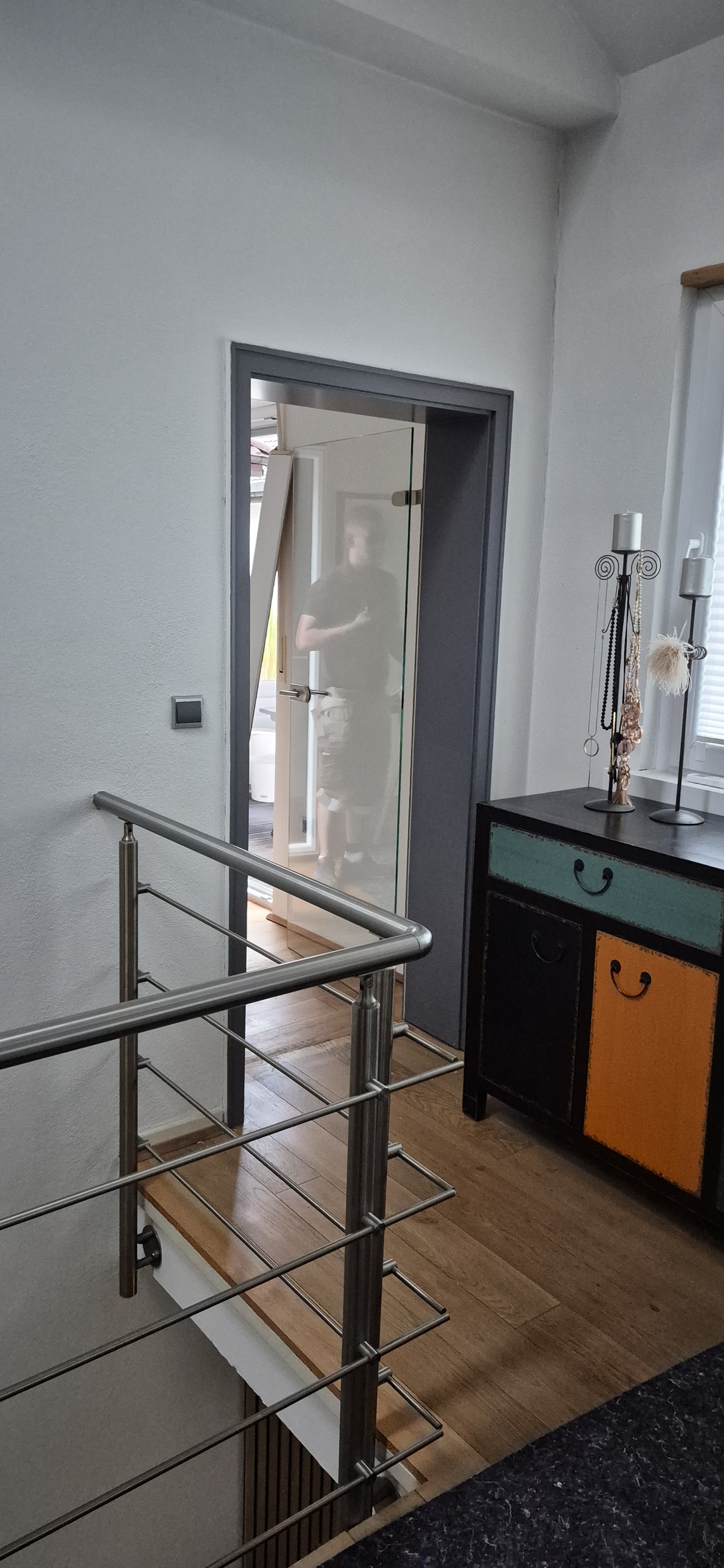 Alte Innentür mit grauer Zarge vor der Demontage in Viernheim