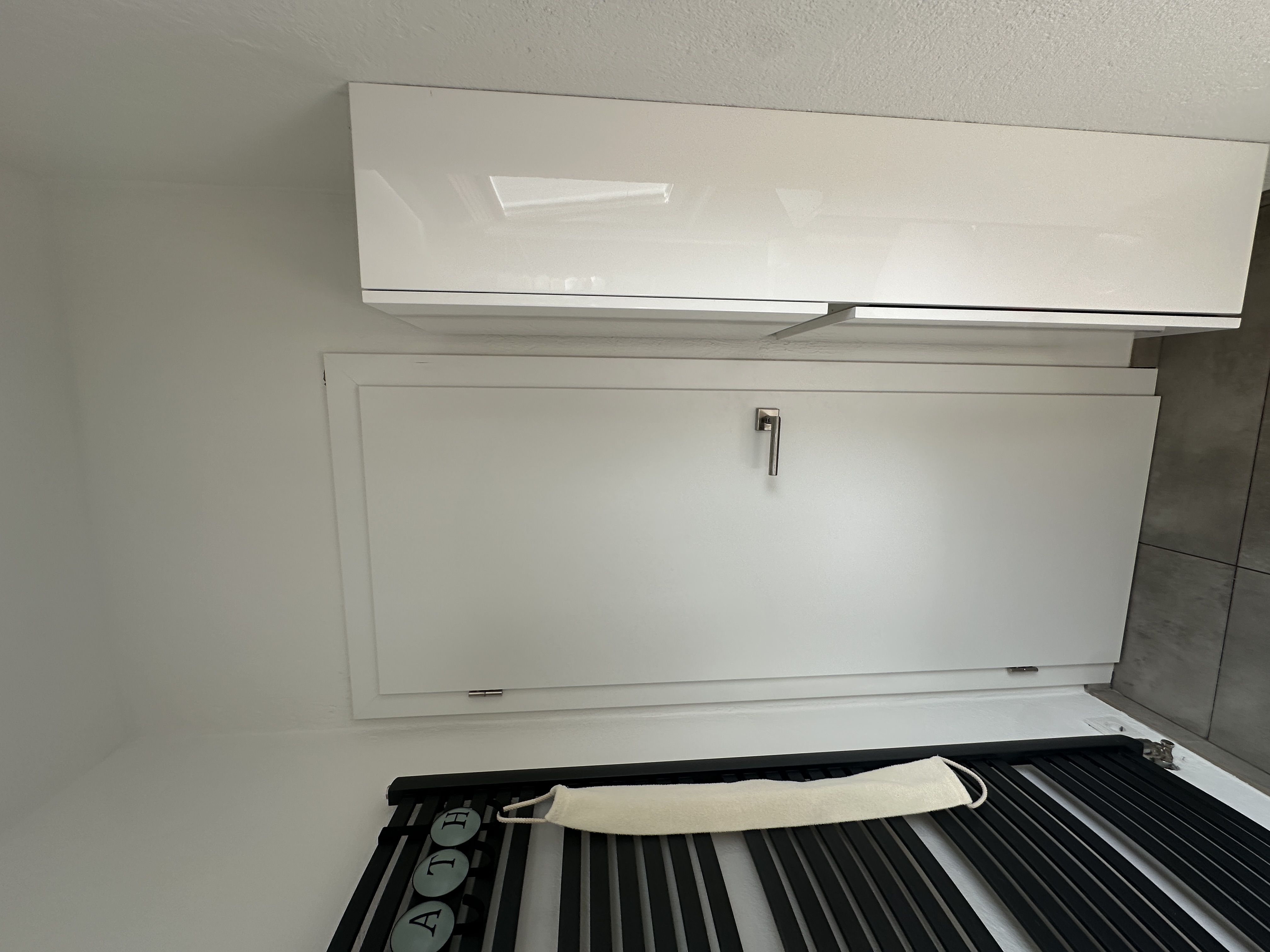 Weiße ASTRA CPL-Innentür mit weißer Zarge und Edelstahl-Drücker im Badezimmer in Viernheim