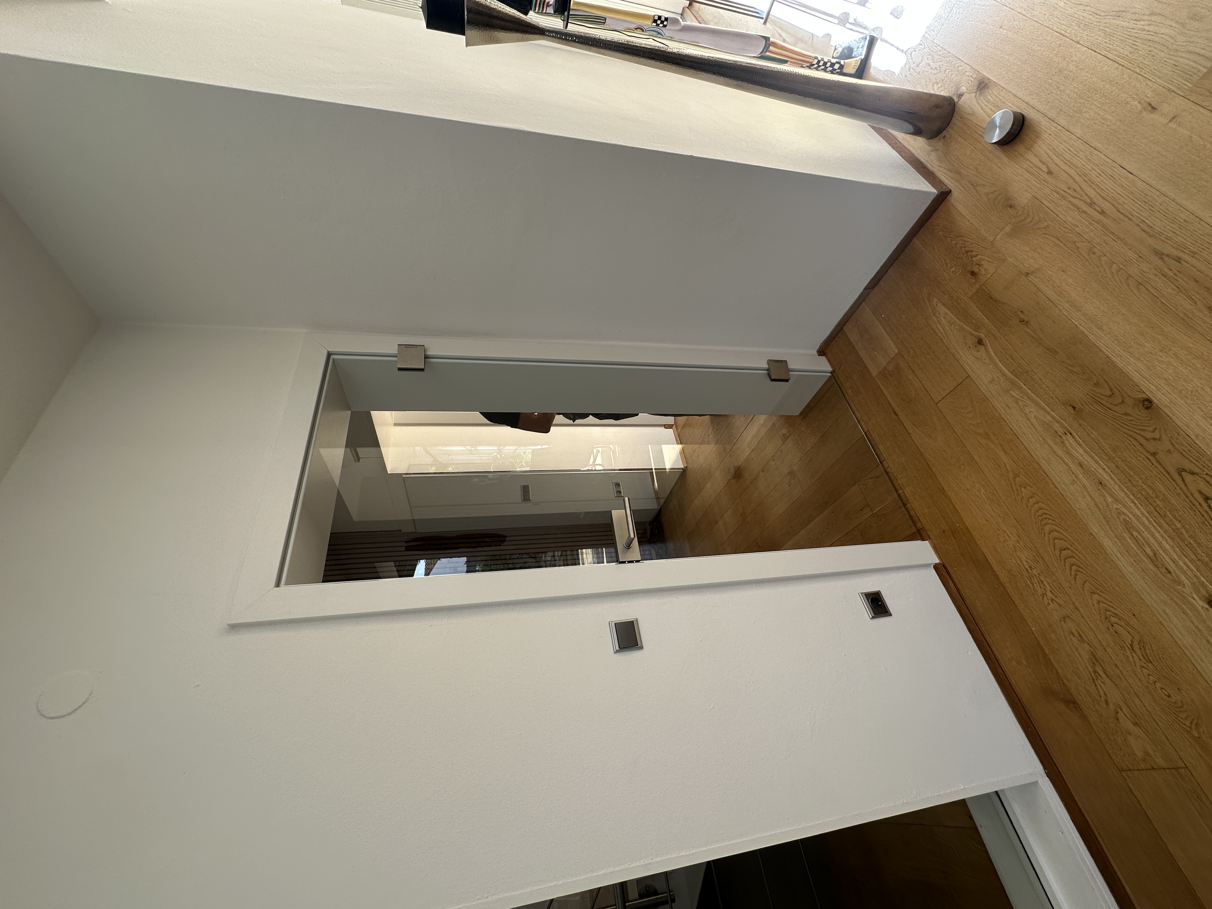 Ganzglas-Innentür mit weißer Zarge und Edelstahlbeschlägen in Viernheim