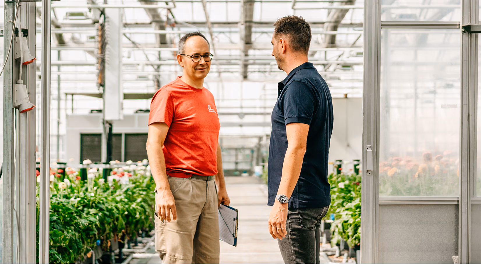 Roland Koch Transporte Schweiz Mitarbeiter im Gewächshaus während Besprechung