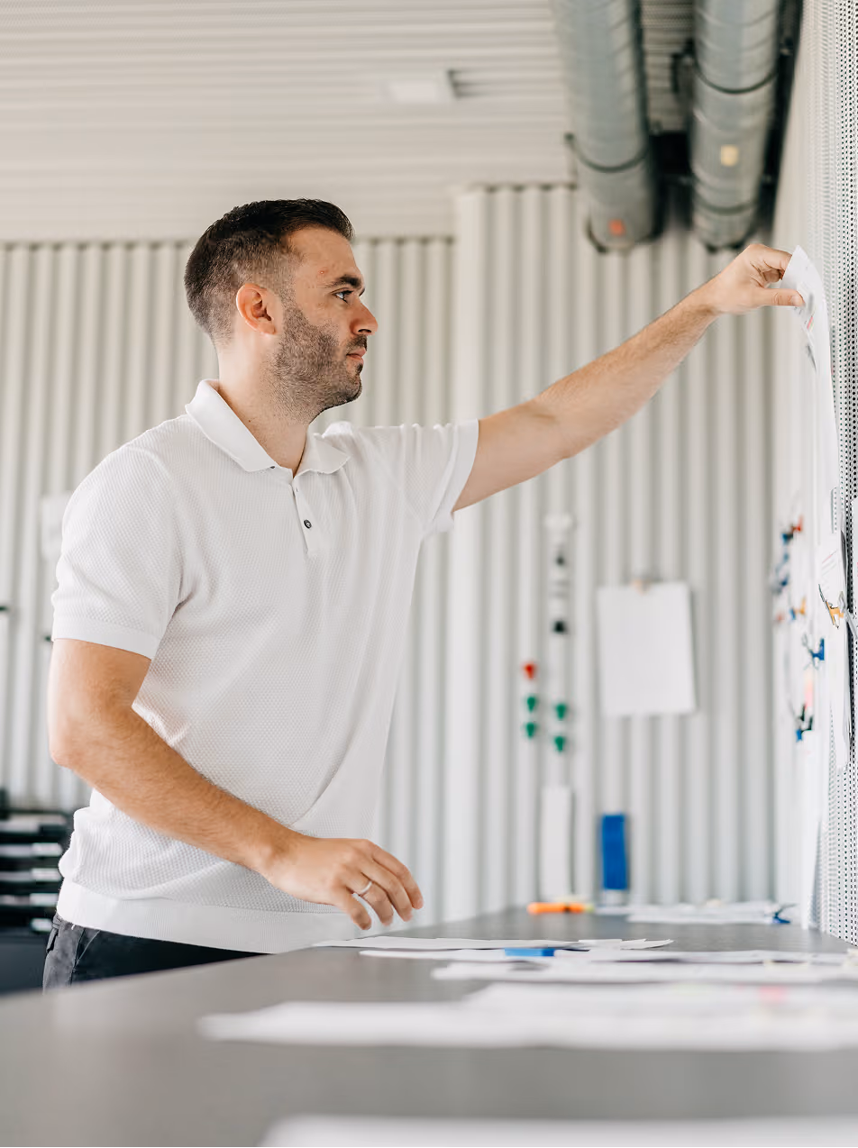 Roland Koch Transporte Schweiz Mitarbeiter plant Logistikaufgaben im Büro