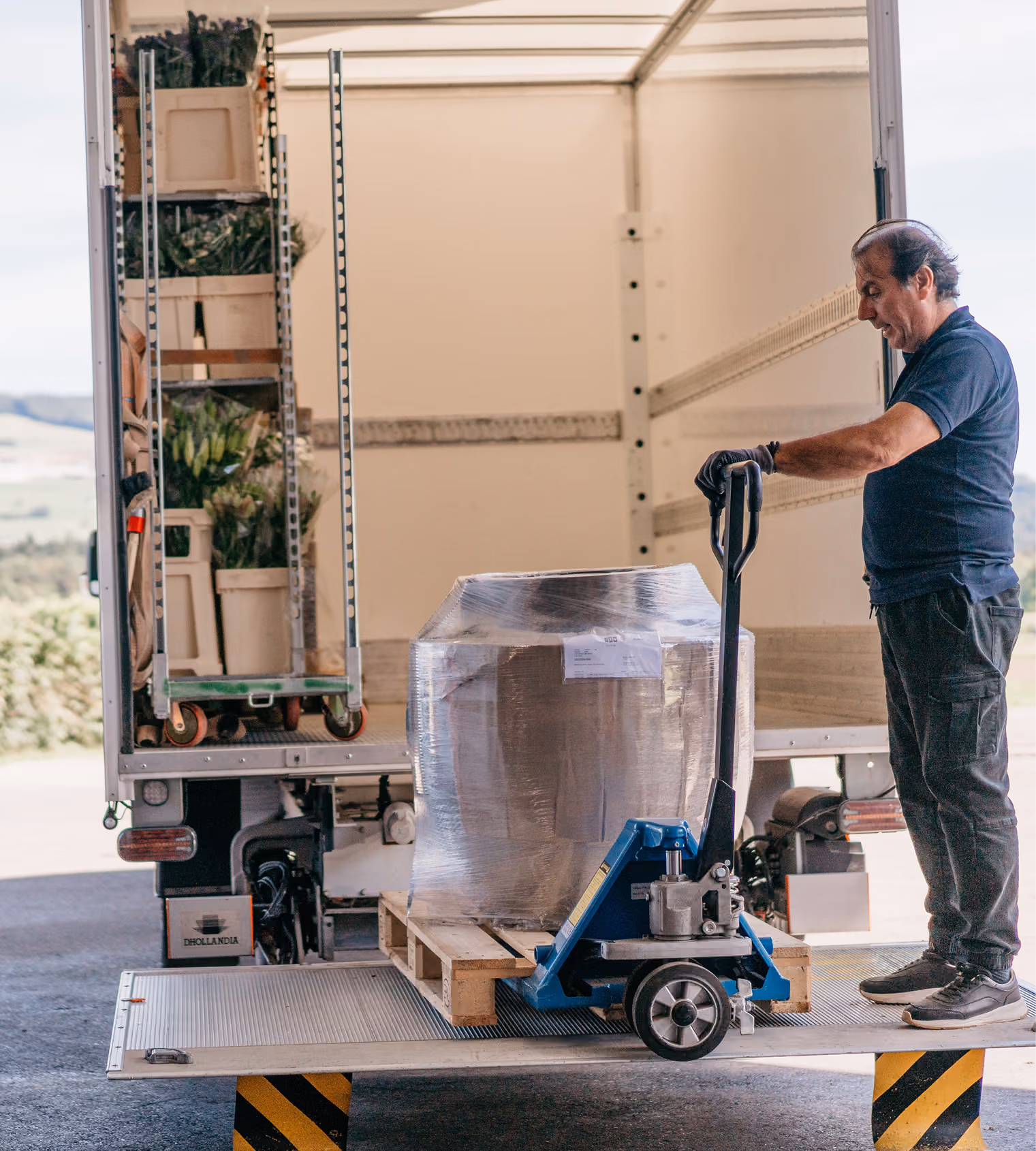 Roland Koch Transporte Schweiz: Mitarbeiter lädt Palette im Lieferwagen