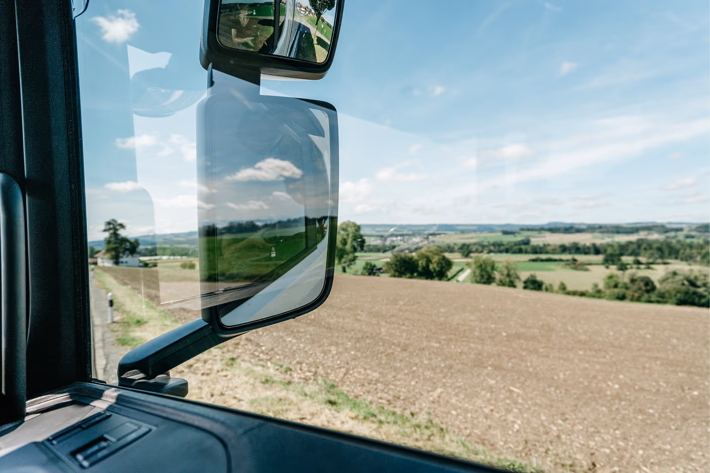 Roland Koch Transporte Lastwagen mit Blick auf Schweizer Landschaft