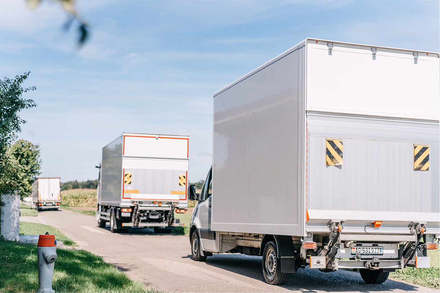 Roland Koch Transporte Schweiz Lieferwagen auf ländlicher Straße