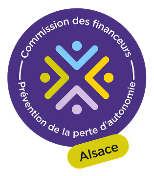 Logo circulaire violet de la Commission des financeurs pour la prévention de la perte d'autonomie en Alsace avec des motifs abstraits colorés au centre.
