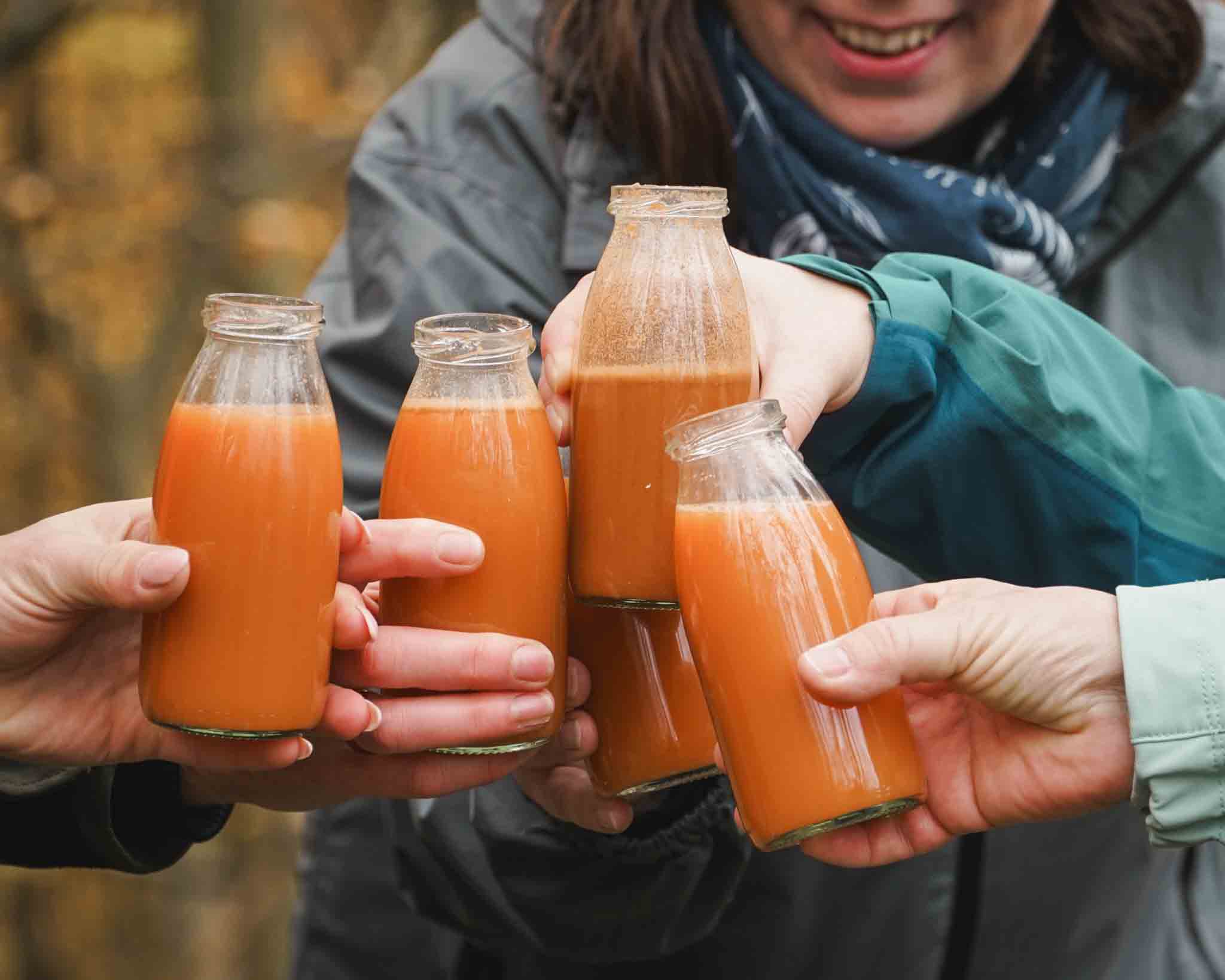 Fastenwanderer stoßen mit frisch gepresstem Saft an