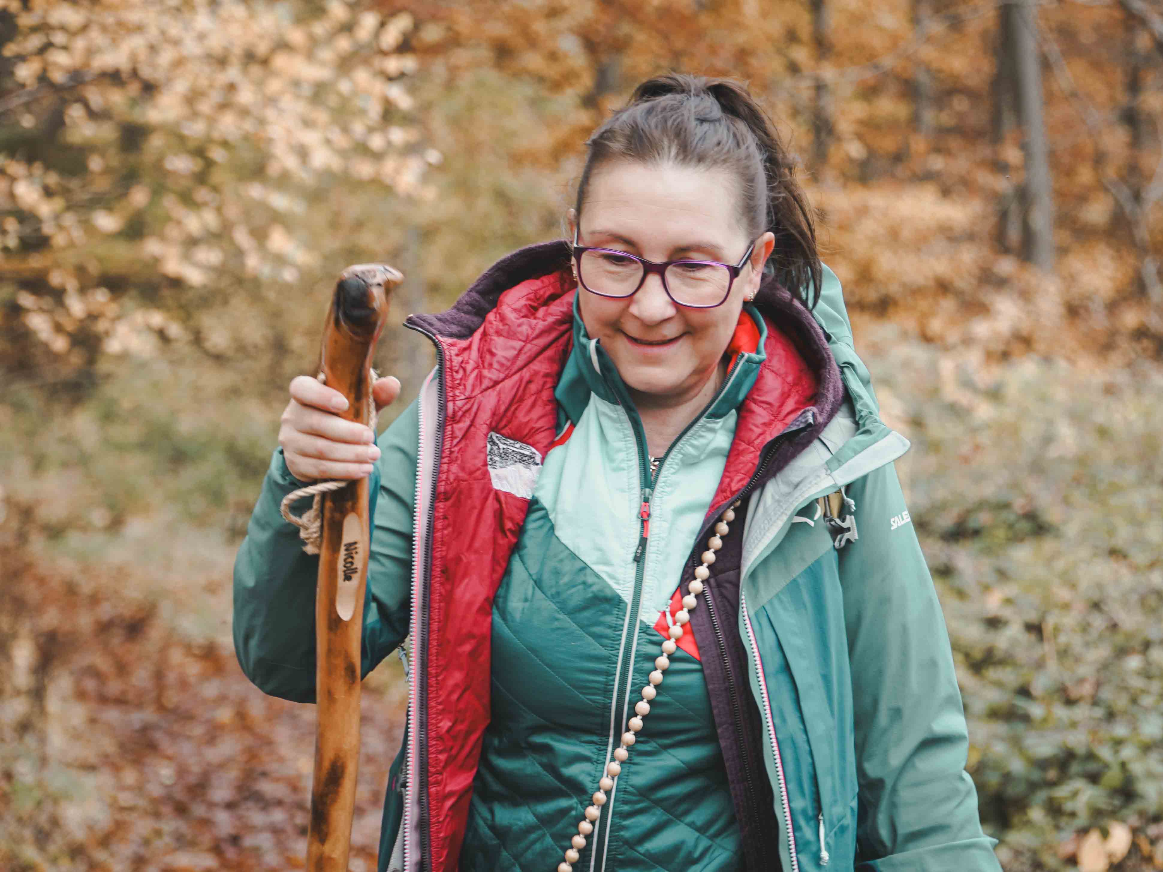 Fastenleiterin Nicolle Kramer beim Wandern