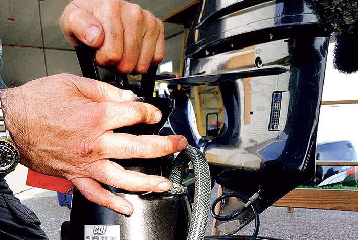 Filling outboard engine gearcase with oil