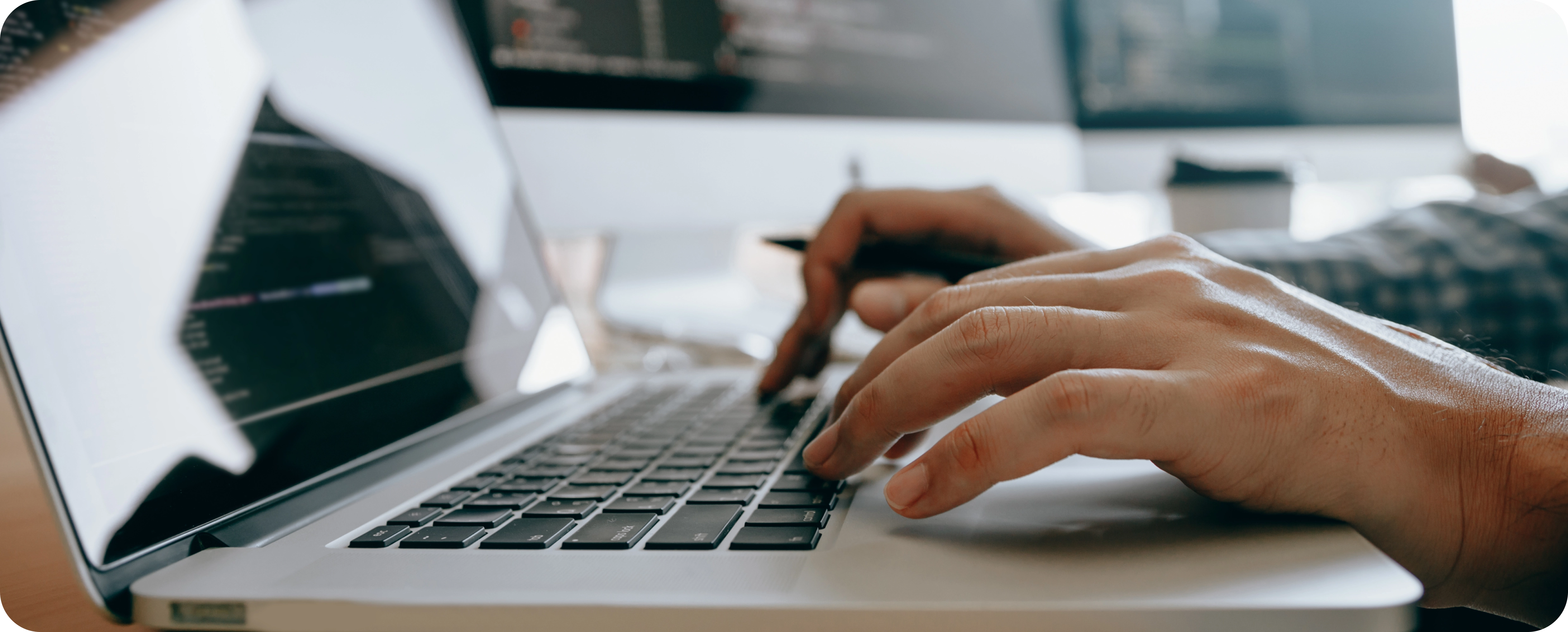 Pessoas comemorando o aumento de vendas de sua empresa.