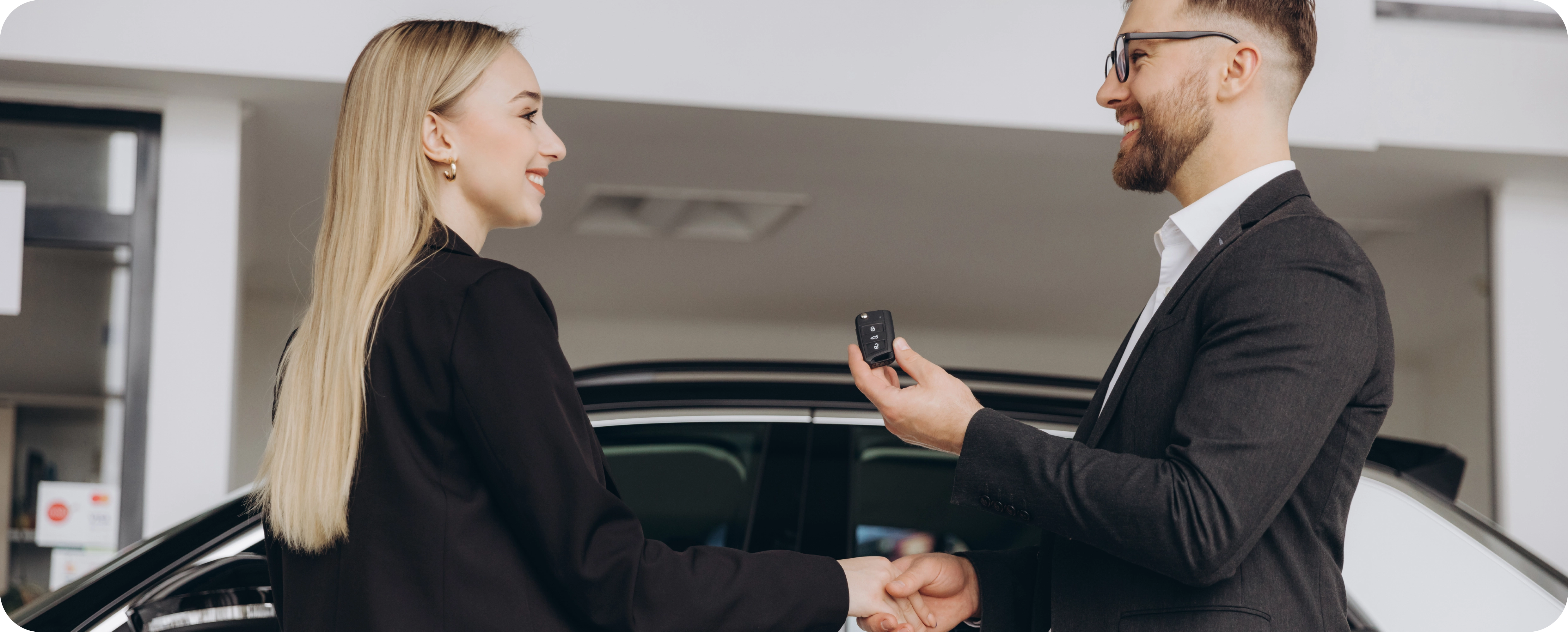 Pessoas comemorando o aumento de vendas de sua empresa.