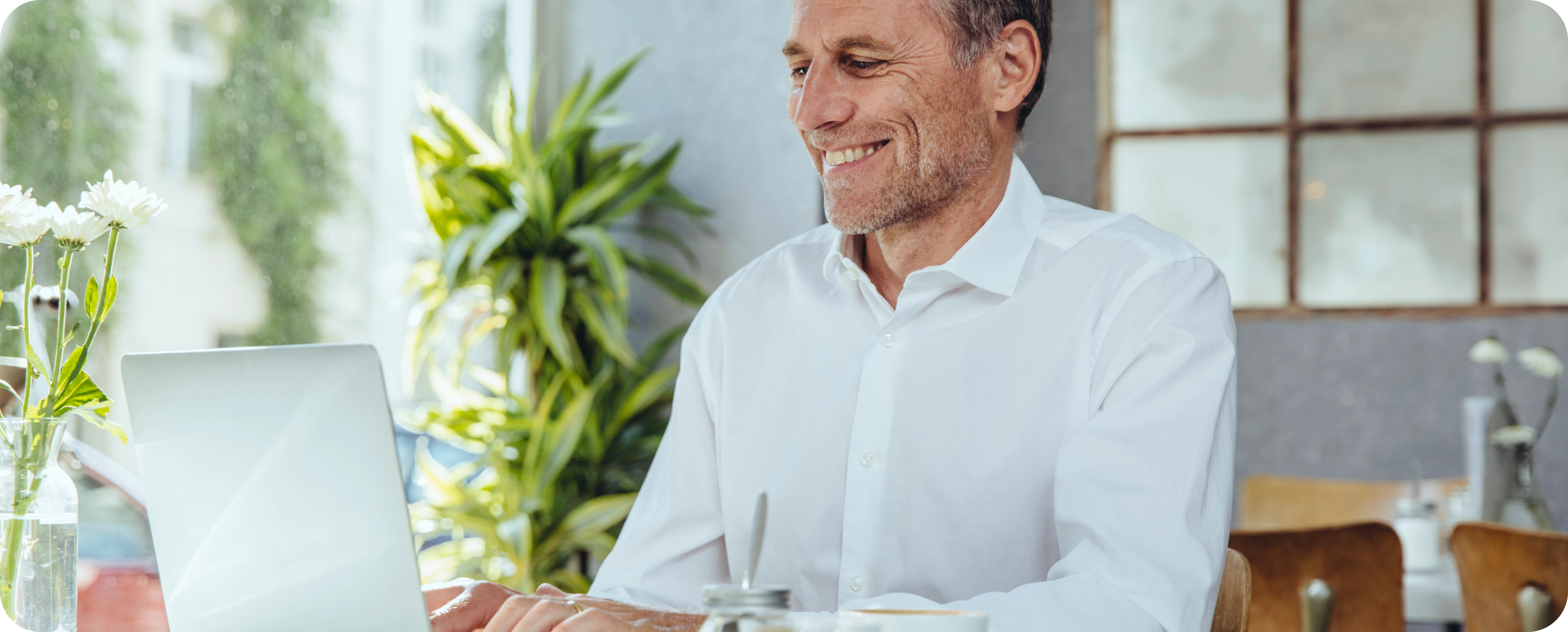 Pessoas comemorando o aumento de vendas de sua empresa.