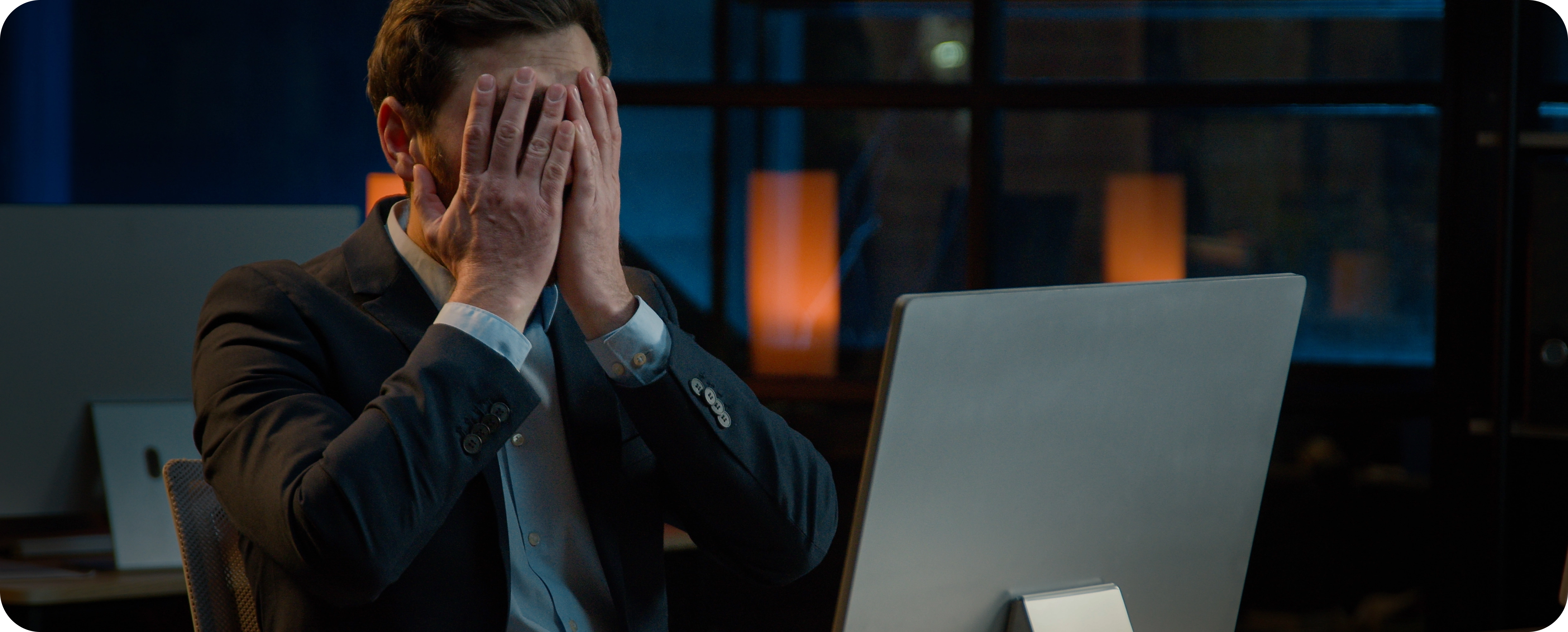 Pessoas comemorando o aumento de vendas de sua empresa.