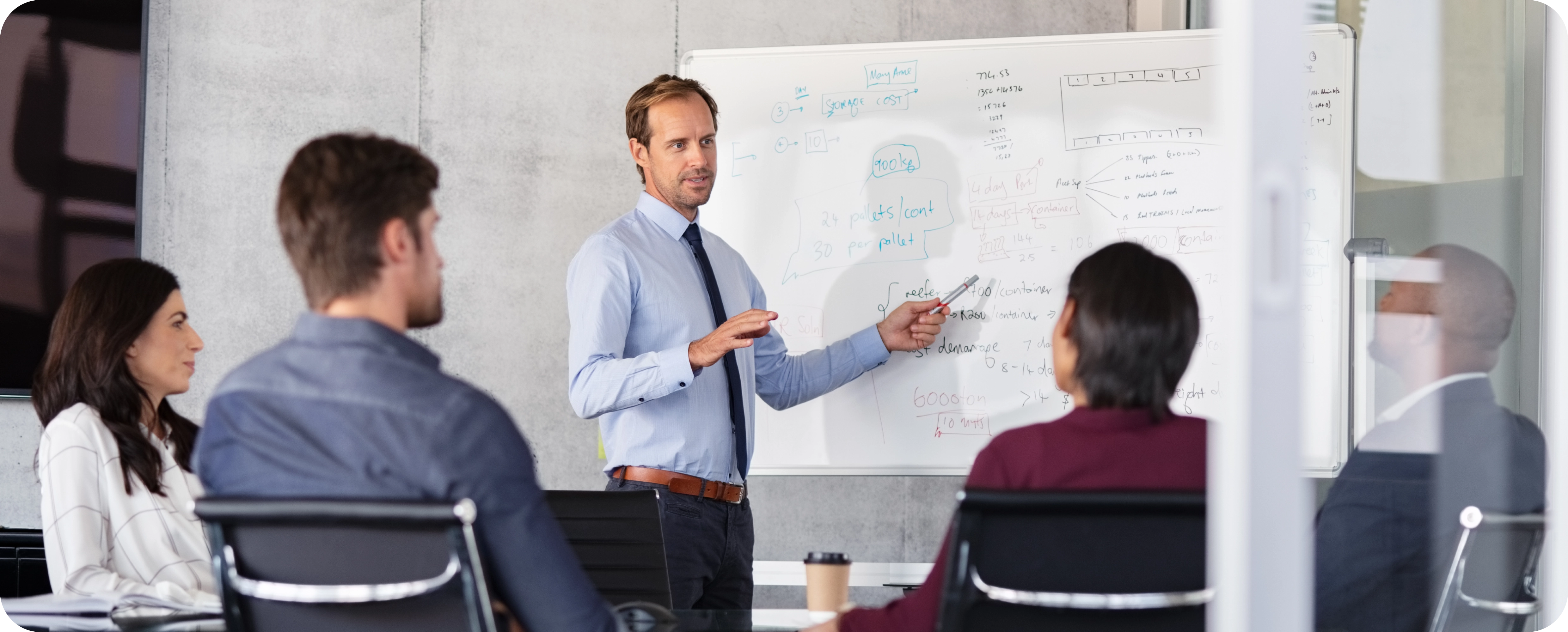 Pessoas comemorando o aumento de vendas de sua empresa.