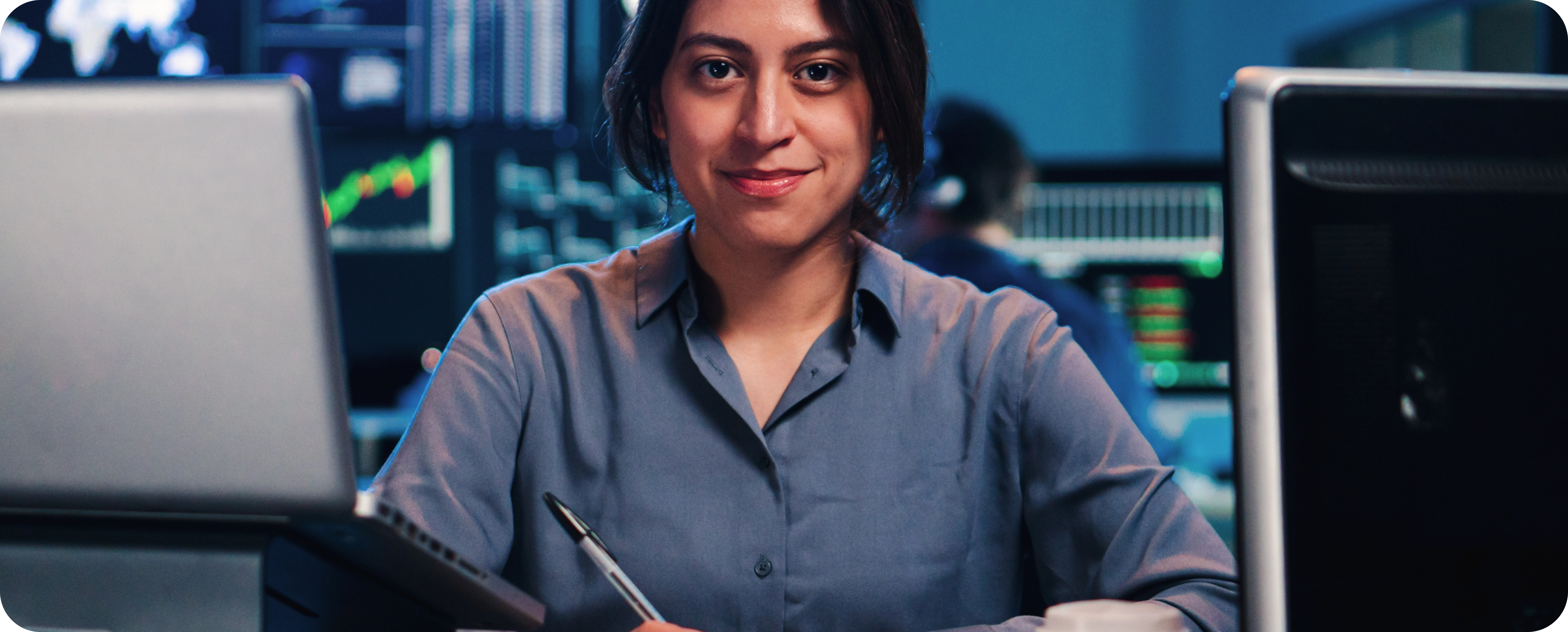 Pessoas comemorando o aumento de vendas de sua empresa.