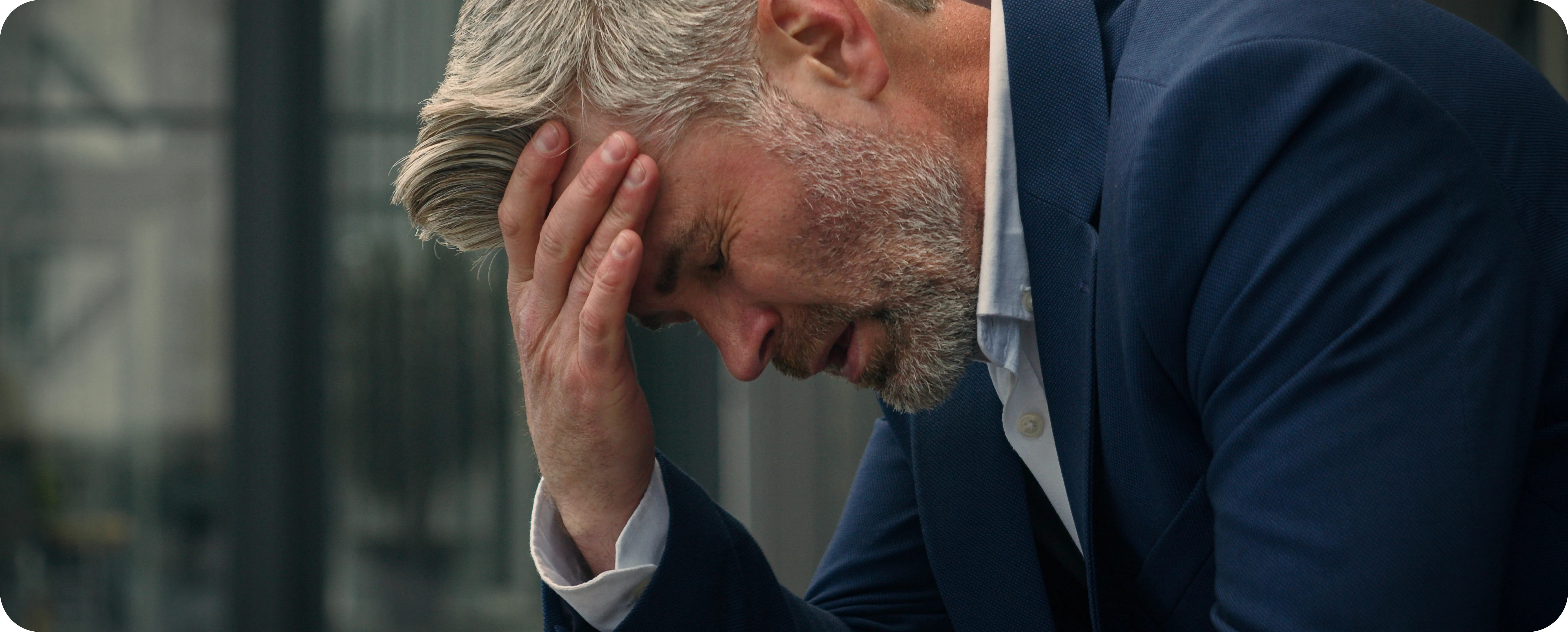 Pessoas comemorando o aumento de vendas de sua empresa.