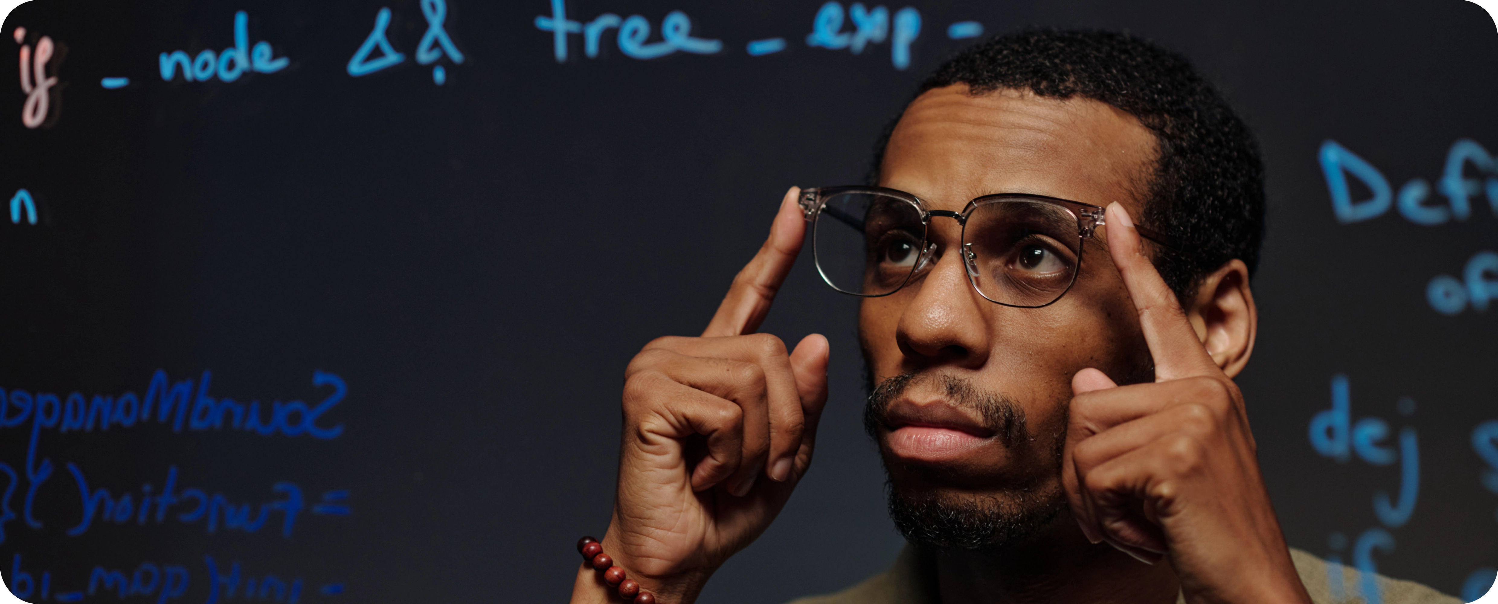 Pessoas comemorando o aumento de vendas de sua empresa.