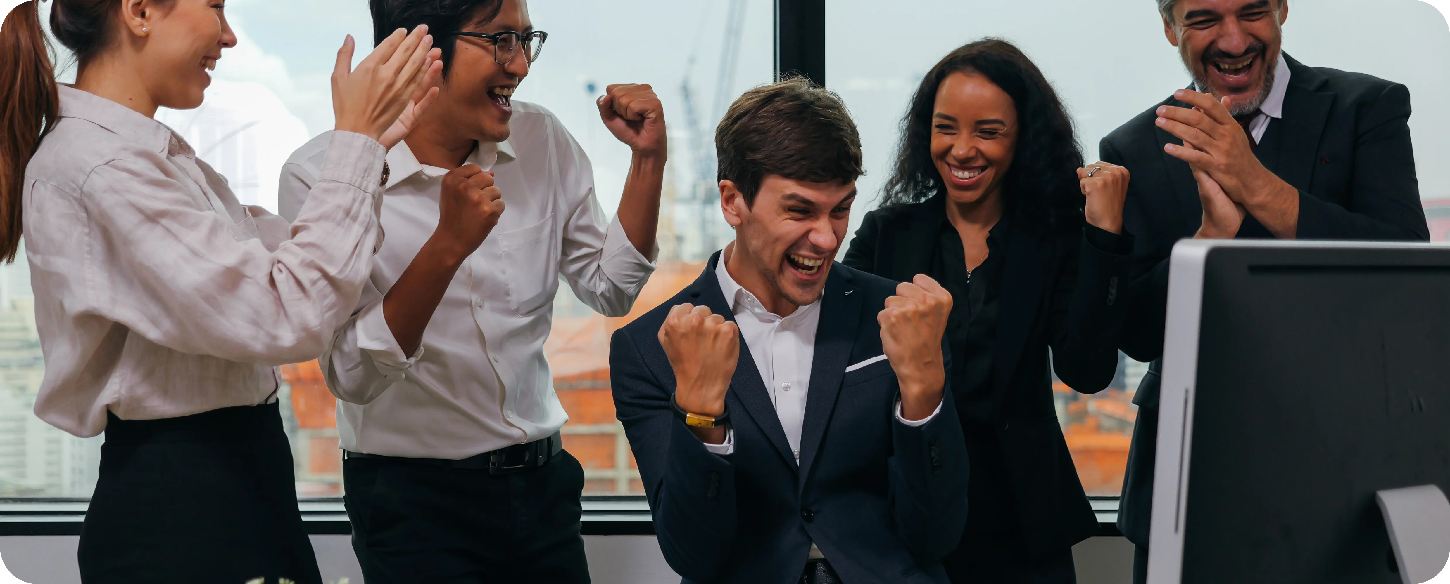 Pessoas comemorando o aumento de vendas de sua empresa.
