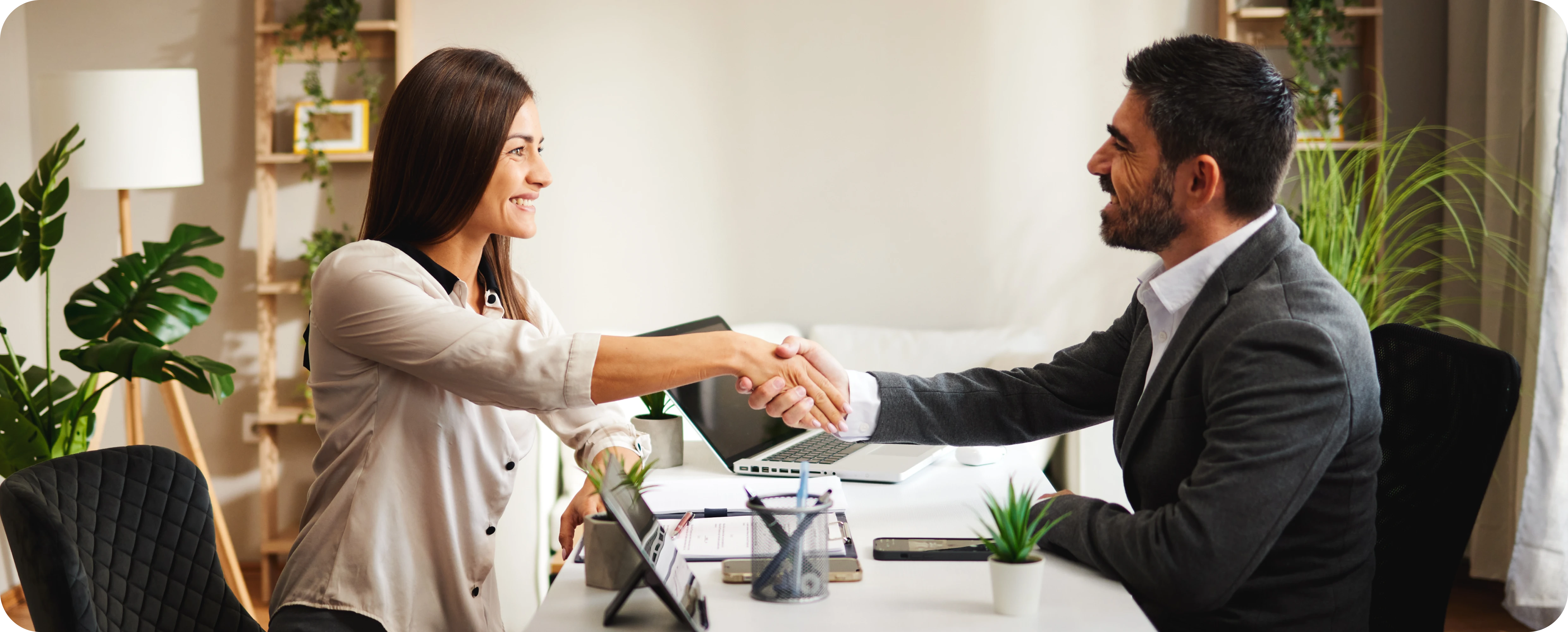 Pessoas comemorando o aumento de vendas de sua empresa.