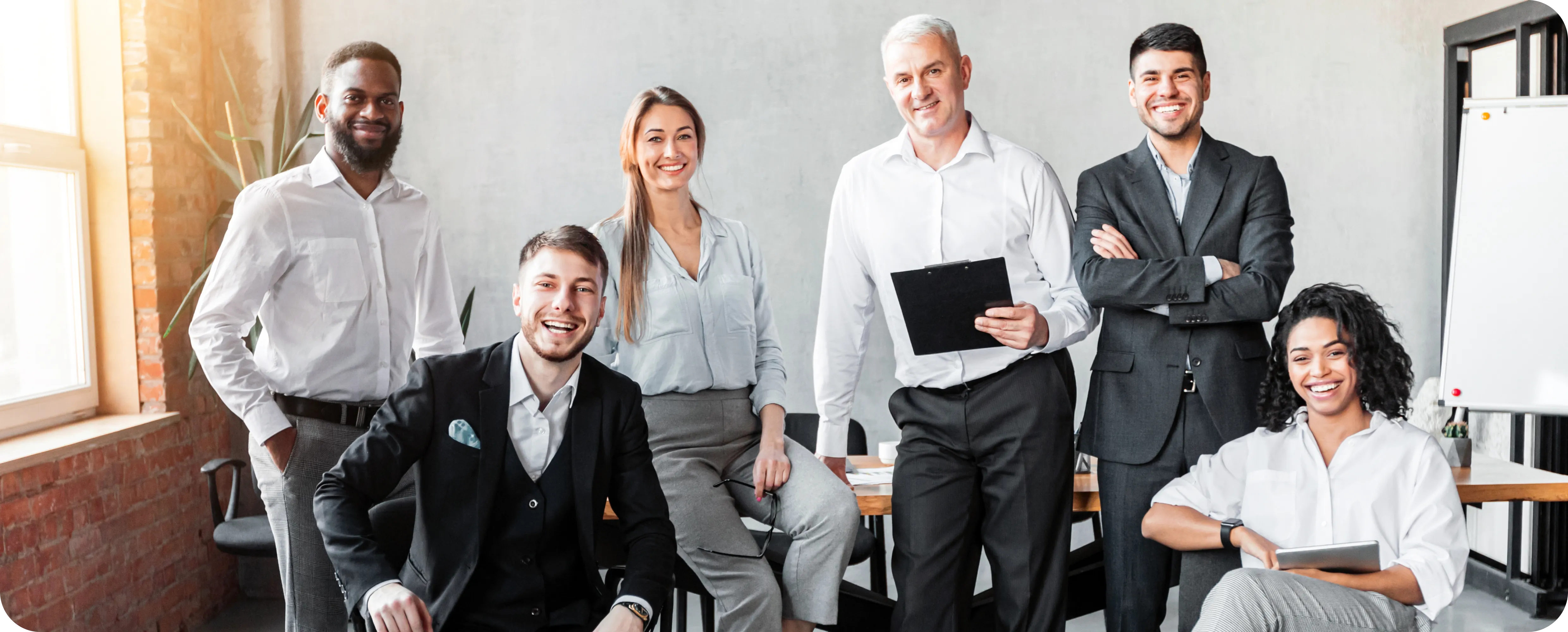 Pessoas comemorando o aumento de vendas de sua empresa.
