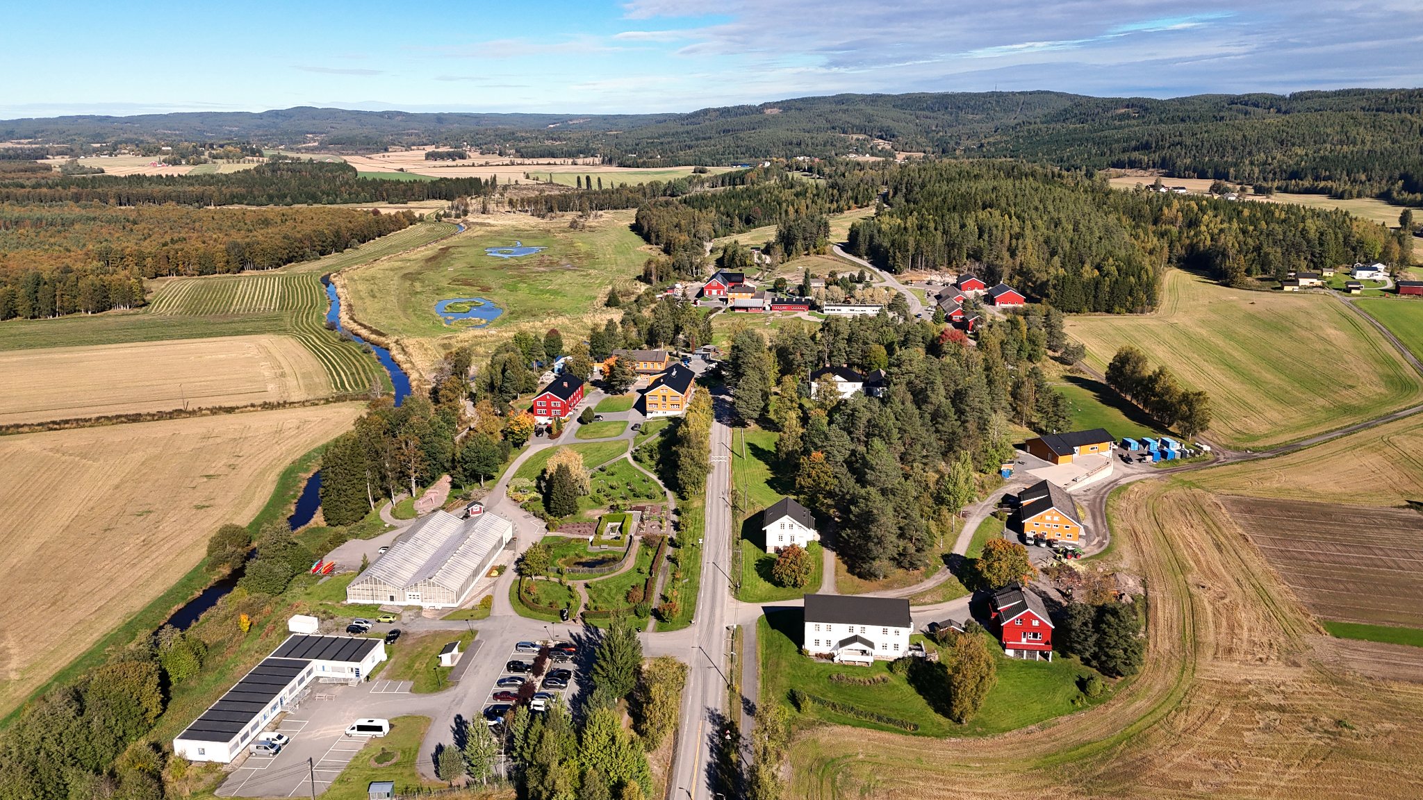 Dronefoto av Kjelle videregående skole