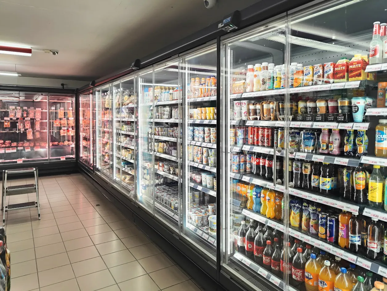 Vous voyez ici l'installation d'un réfrigérateur dans une salle de sport pour l'entreprise J. Le réfrigérateur propose des collations et des boissons saines aux membres.