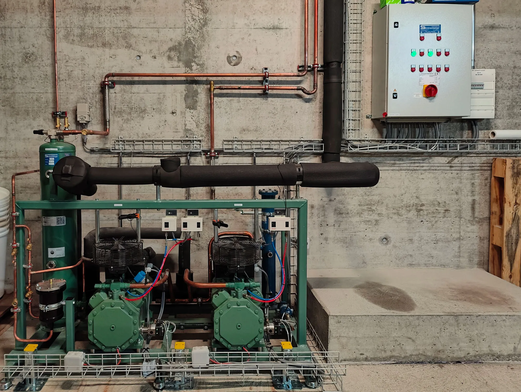 Vous voyez ici l'installation d'un réfrigérateur dans une salle de sport pour l'entreprise J. Le réfrigérateur propose des collations et des boissons saines aux membres.