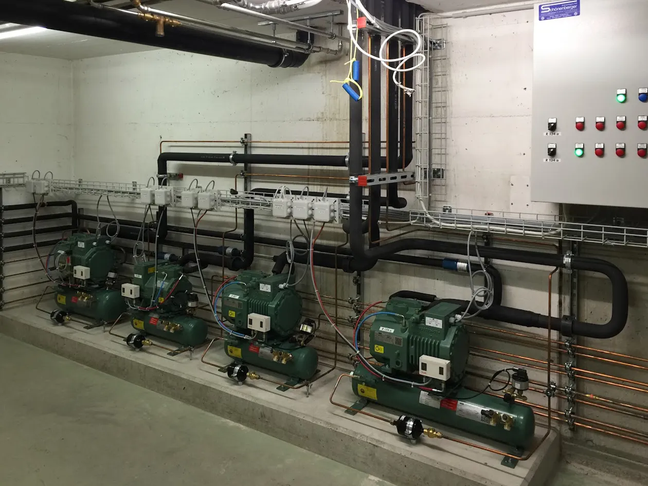 Vous voyez ici l'installation d'un réfrigérateur dans une salle de sport pour l'entreprise J. Le réfrigérateur propose des collations et des boissons saines aux membres.