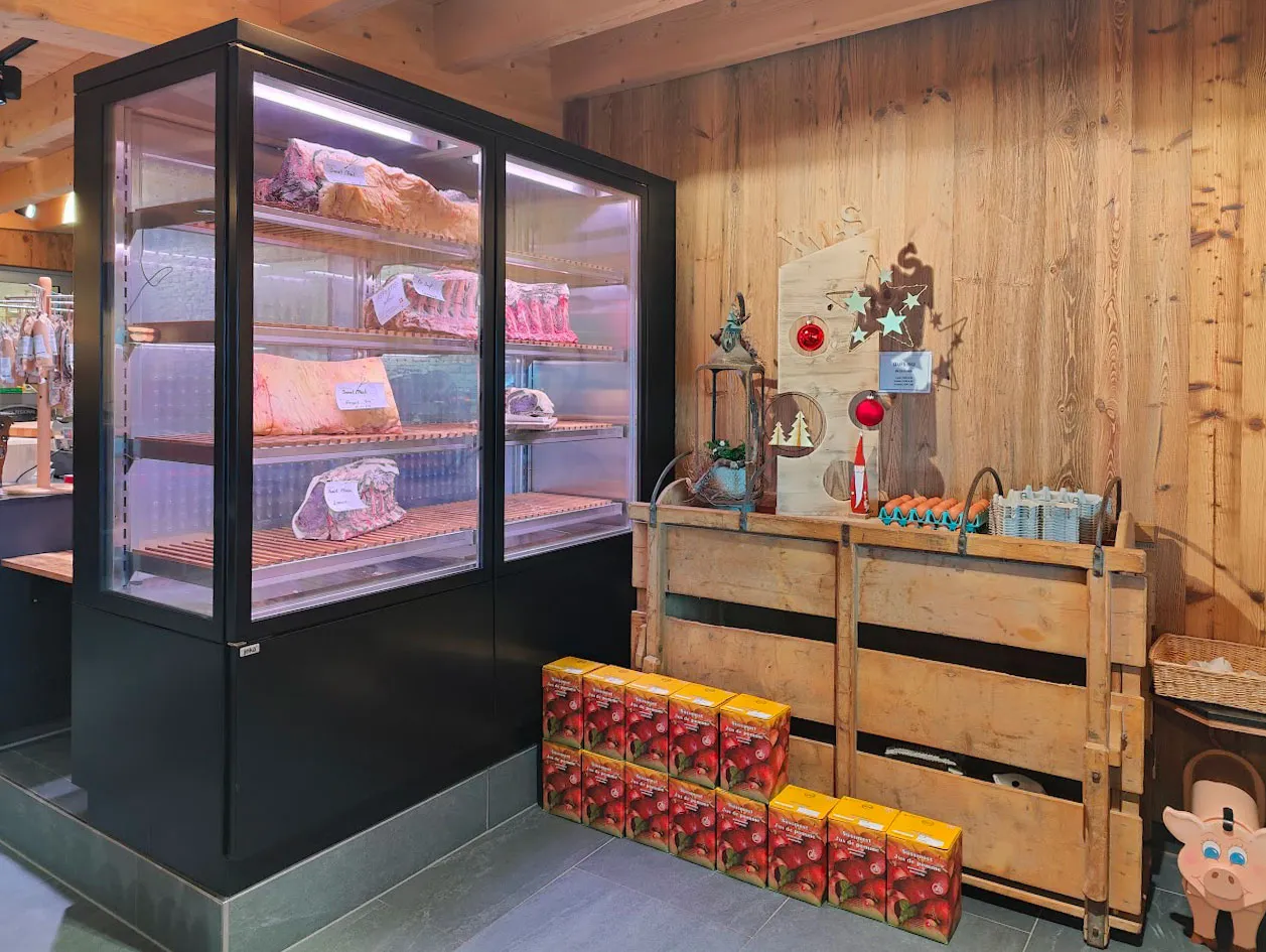 Hier sehen Sie die Kühlschrankinstallation in einem Fitnessstudio für Firma J. Der Kühlschrank bietet gesunde Snacks und Getränke für die Mitglieder.