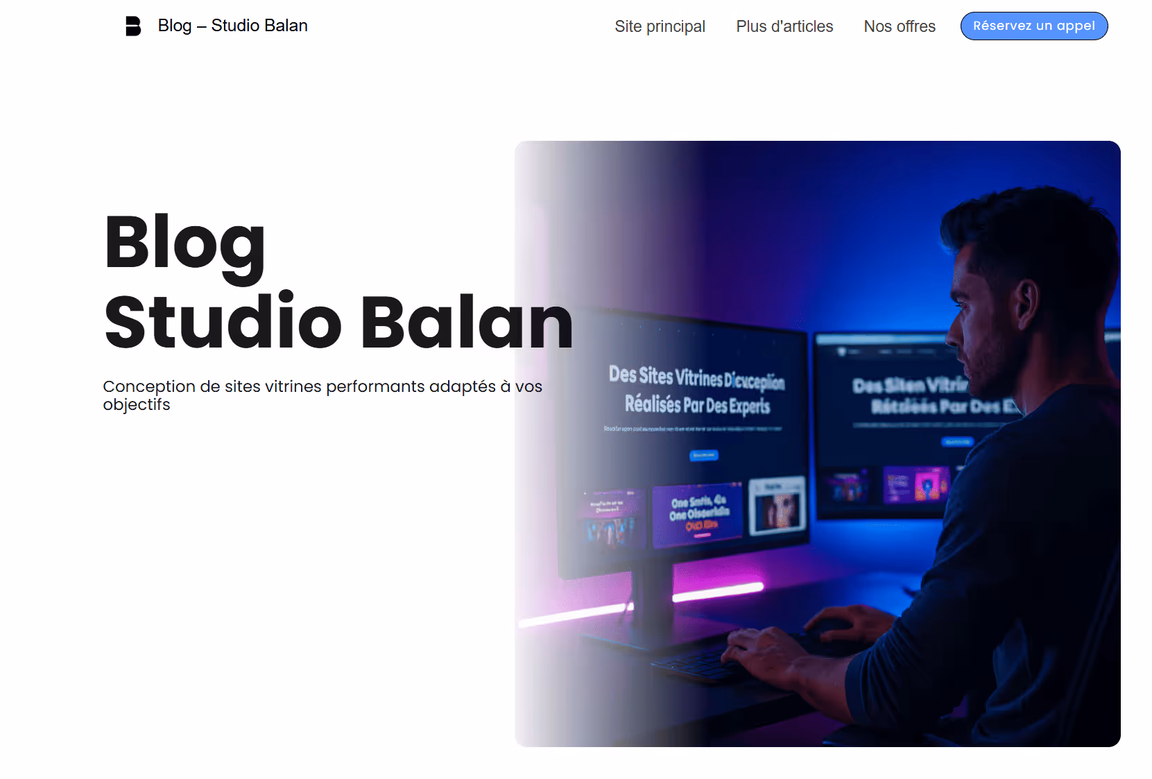 Homme travaillant sur un ordinateur avec deux écrans affichant des sites vitrines performants dans un environnement éclairé en bleu et violet.