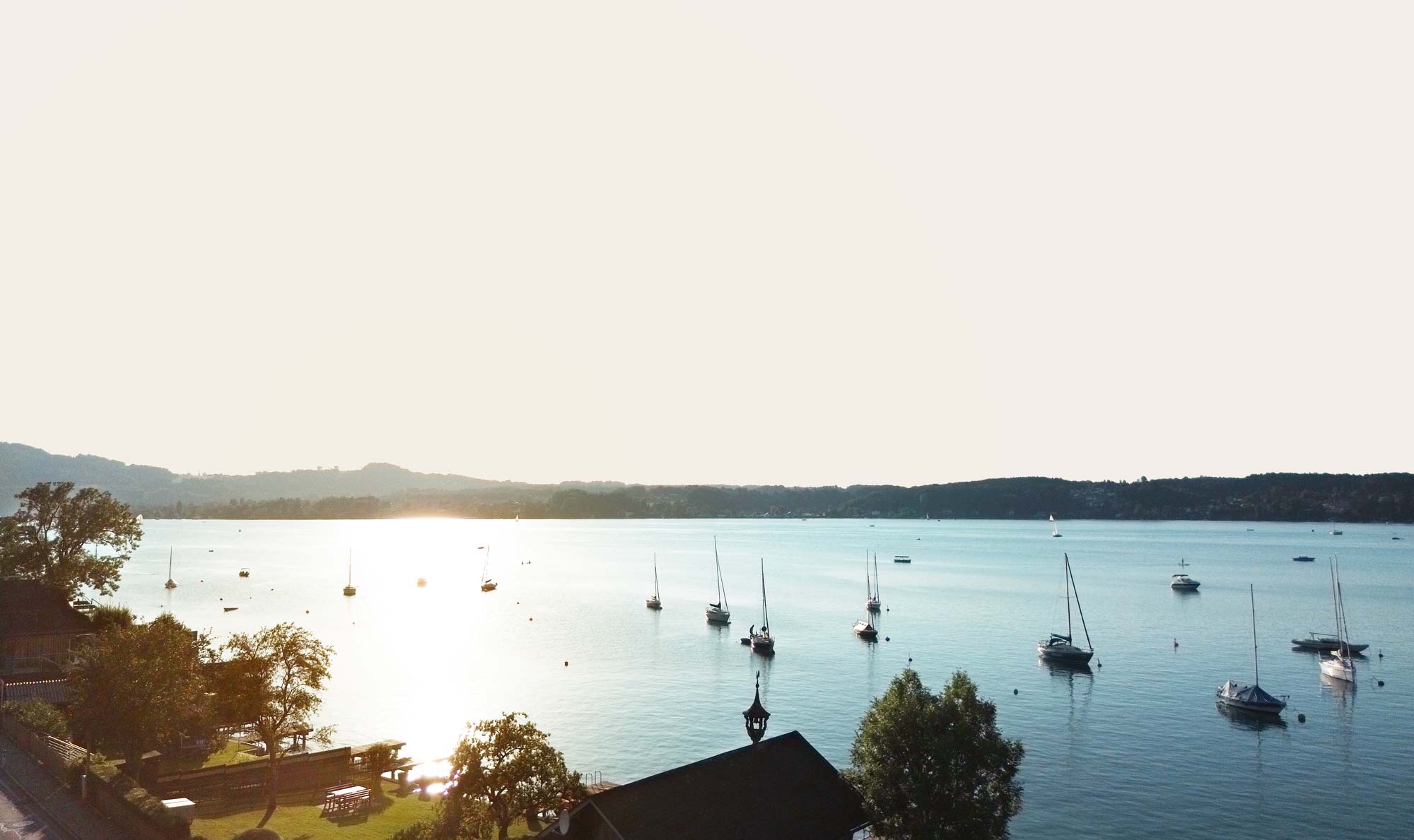 Das Bild eines wunderschönen Morgens mit Blick über den Attersee. 
Die Praxis Zufersicht liegt direkt am Ufer in Seewalchen am Attersee und ist der Ort für Medizin, Therapie und Wohlbefinden.