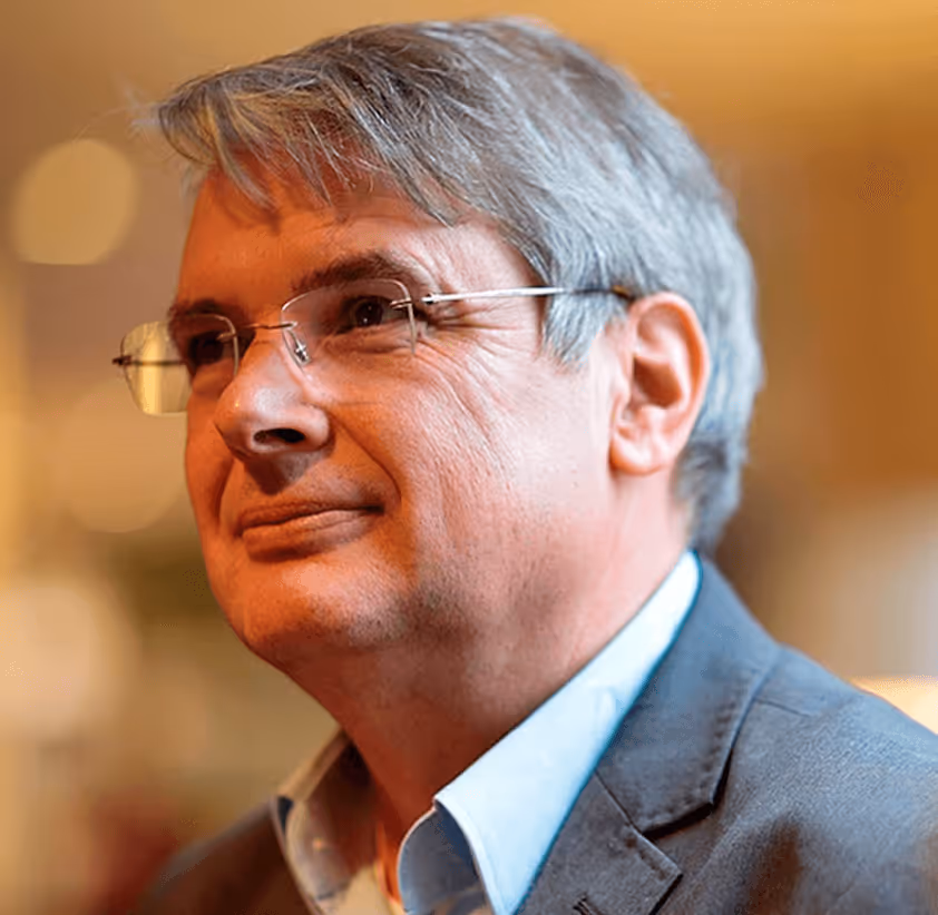 Portret van een man die opzij kijkt.