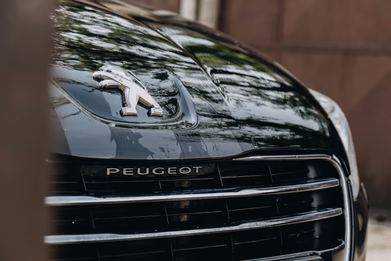 Close-up van de voorkant van een Peugeot met logo.