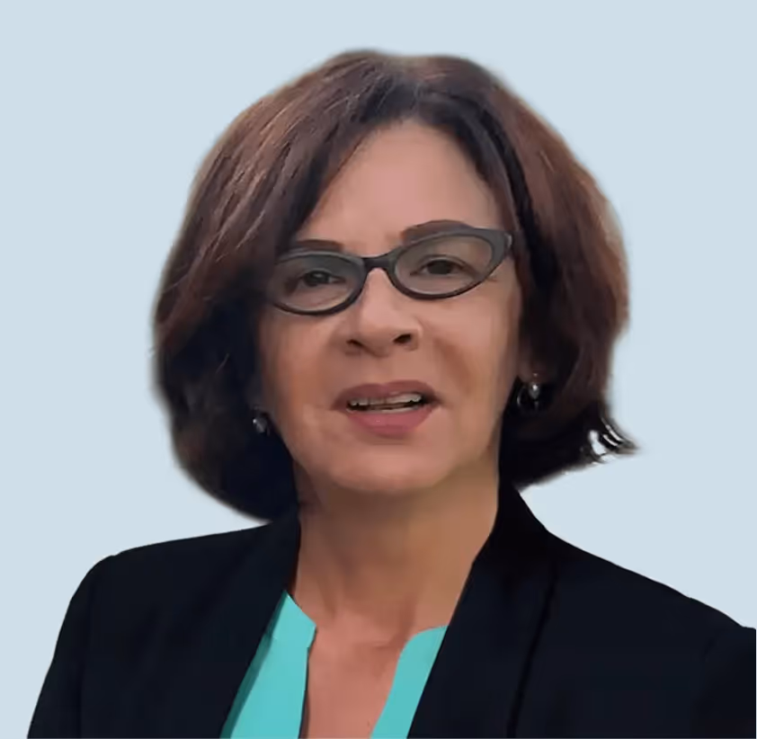 Portret van een vrouw met kort bruin haar met een bril, een zwarte blazer en een turquoise top.