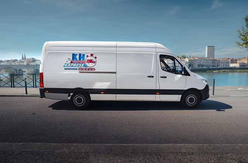 Véhicule KH Transports Express stationné (section Contact)