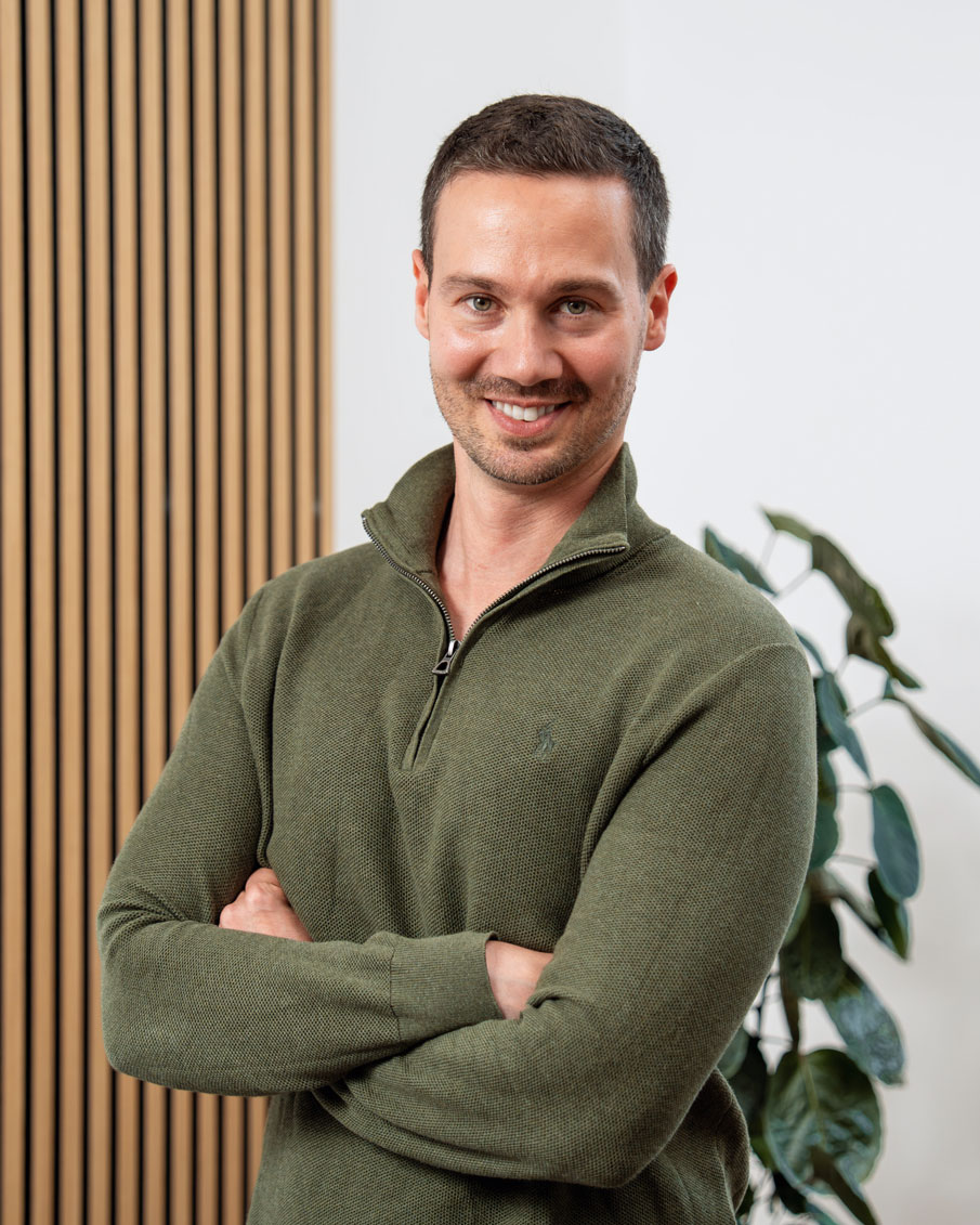 [interface] image of employee interacting with hr software (for a hr tech)