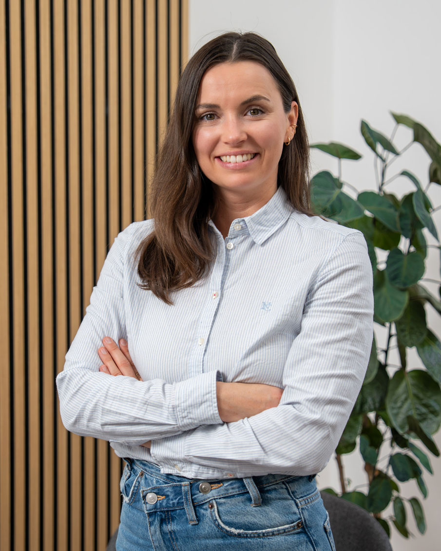 [interface] image of employee interacting with hr software (for a hr tech)