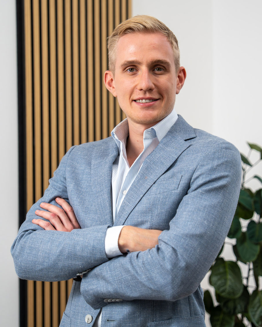 [interface] image of employee interacting with hr software (for a hr tech)