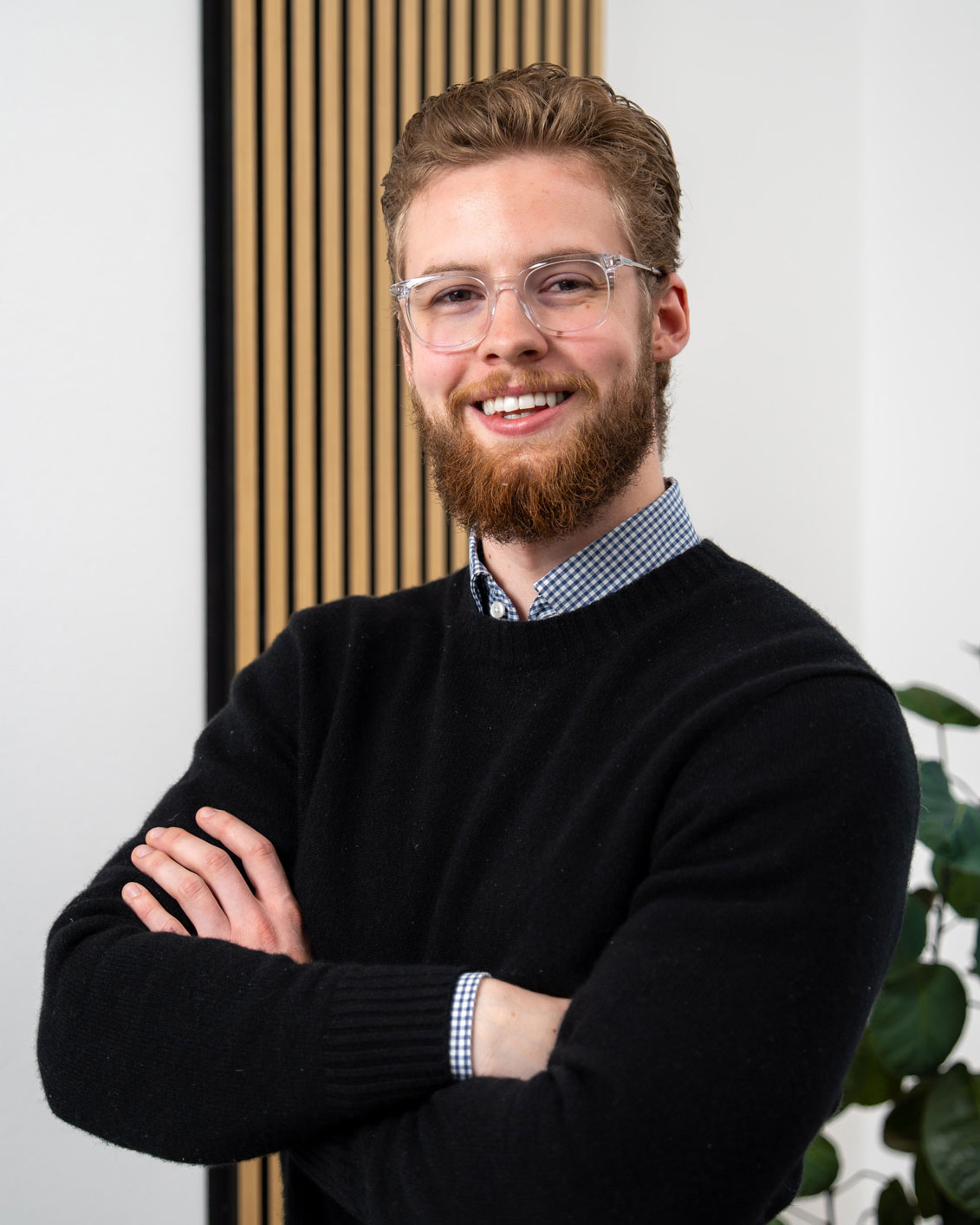 [interface] image of employee interacting with hr software (for a hr tech)