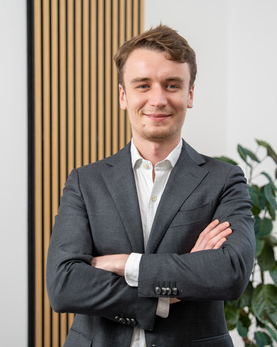 [interface] image of employee interacting with hr software (for a hr tech)