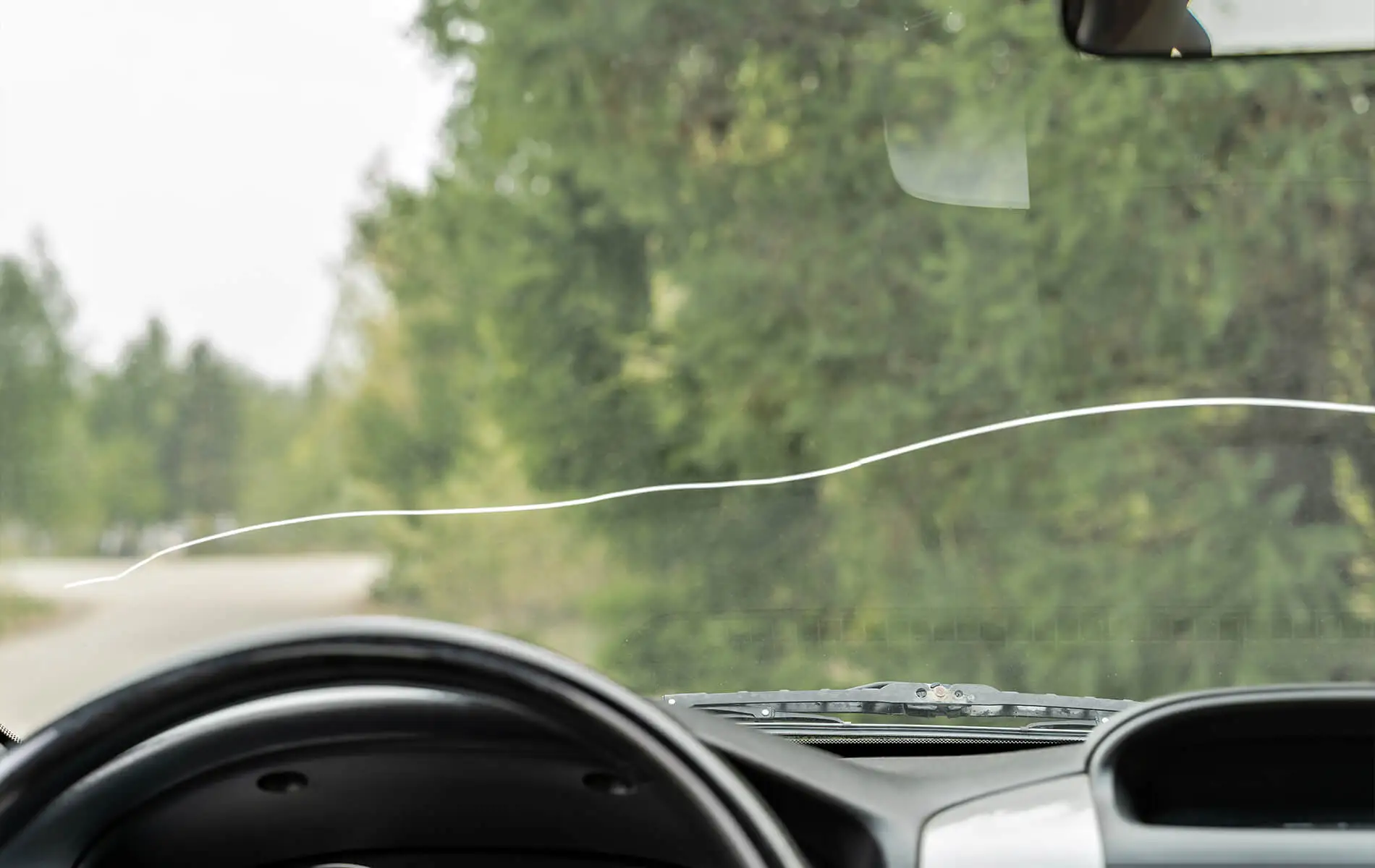 fissure d’un pare brise avec obstruction de la visibilité du conducteur defaillance majeur visible