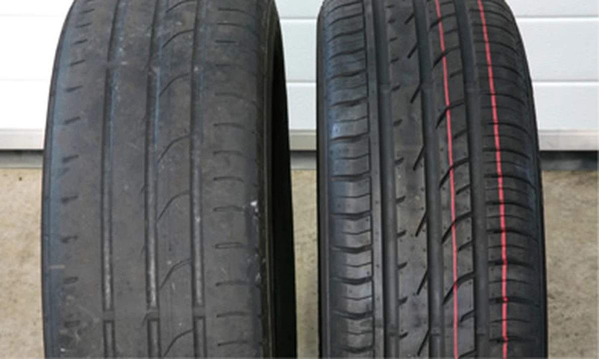 Comparaison de deux pneus montrant l'usure anormale et normale: le gauche est usé mais pas le droit 