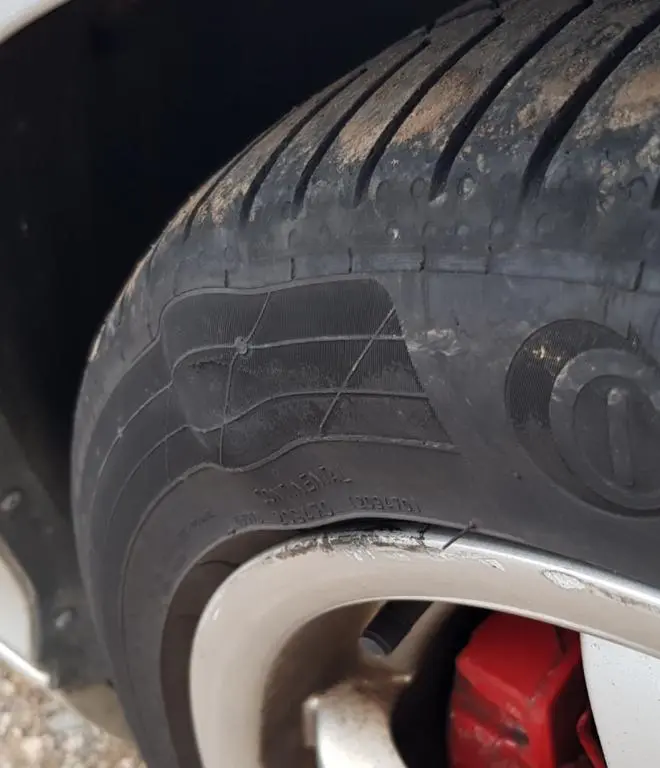 Pneumatique avec une hernie bien distinctive