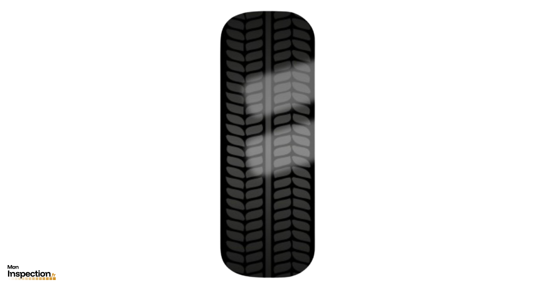 Vue de face d’un pneu présentant une usure centrale en escalier sur la bande de roulement